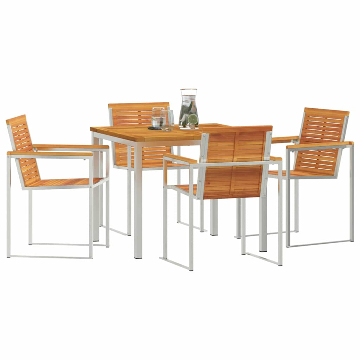 Outdoor-Essgruppe mit Holztisch, vier Stühlen, Wasserkrug und zwei Gläsern auf weißem Hintergrund.