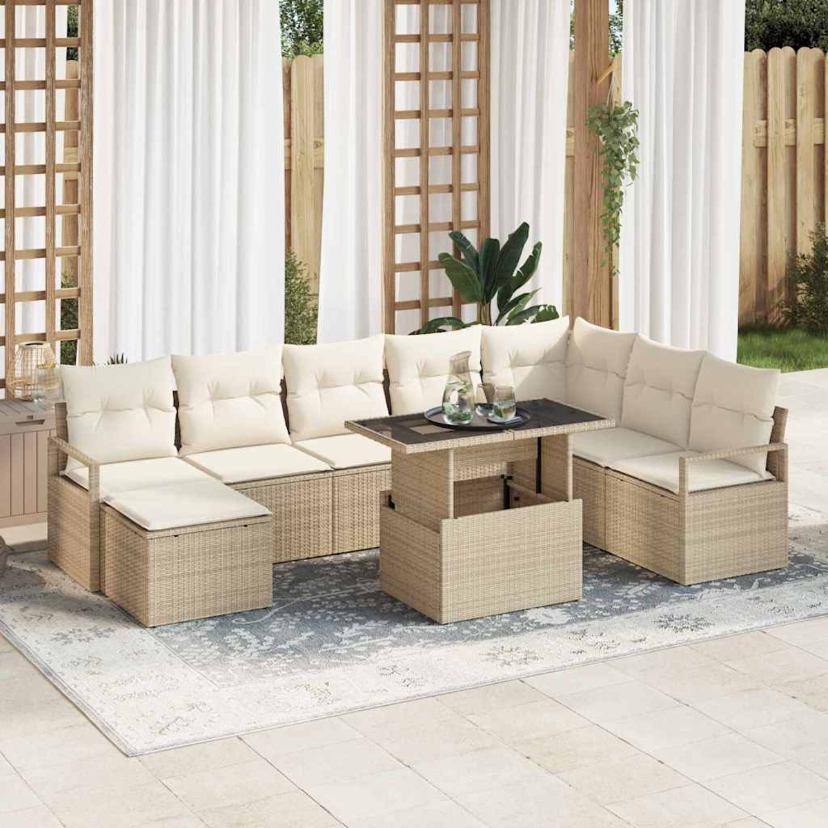 Outdoor-Ecksofa mit cremefarbenen Kissen, einem Tisch mit Hubfunktion und weißen Vorhängen. Ein Teppich und ein Holzzaun im Hintergrund.