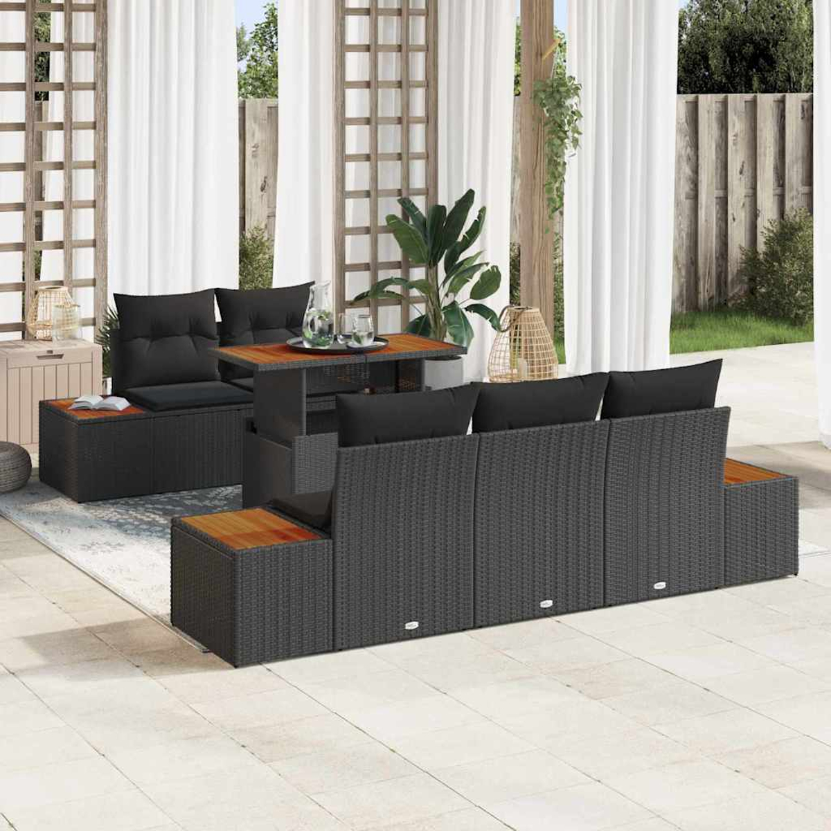 Gartenmöbel-Set mit schwarzen Kissen und Holztisch. Enthält Sofa, Stühle und Tisch. Auf Terrasse mit Vorhängen und Pflanzen.
