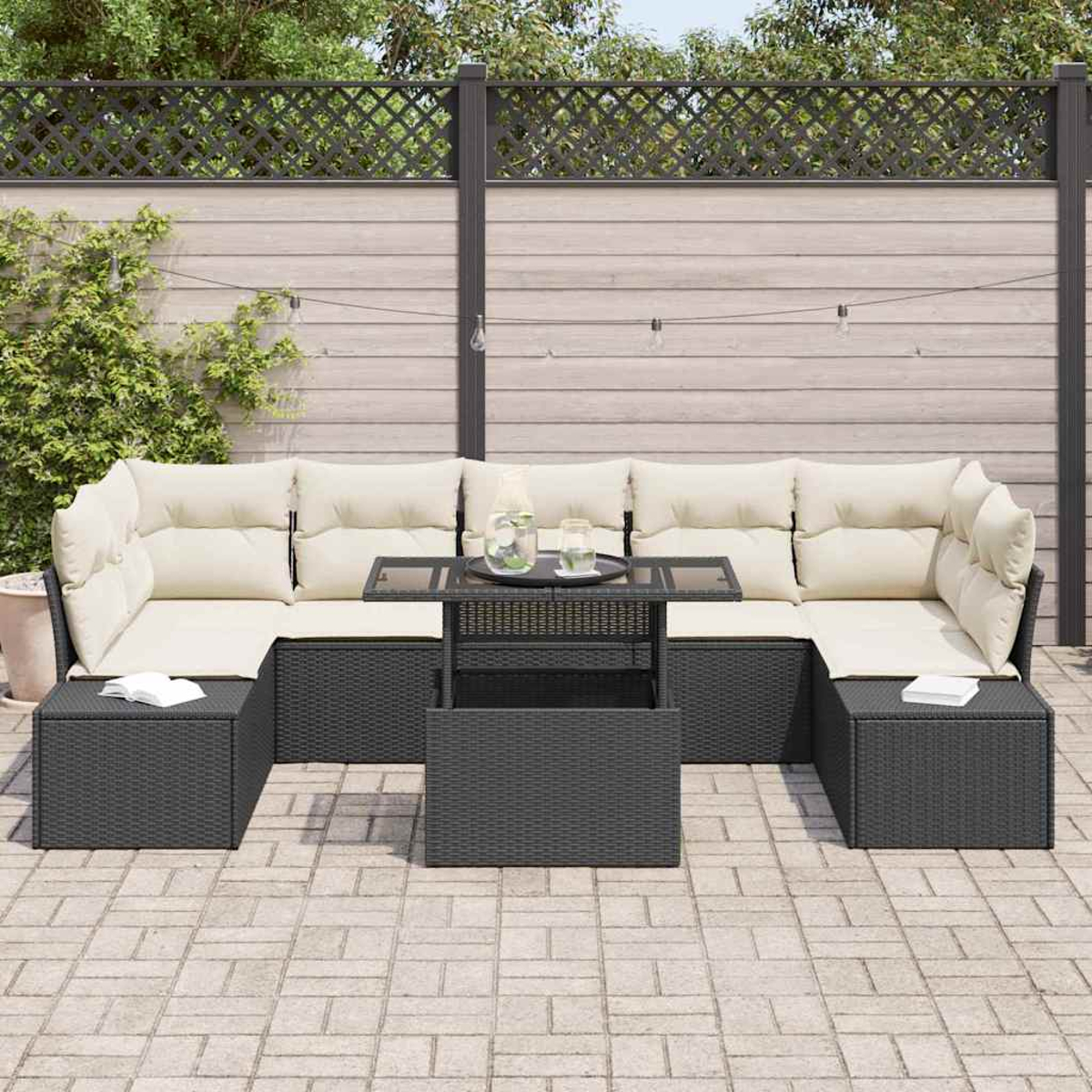 Gartenmöbel-Set mit U-förmigem Sofa, Ottomanen und Tisch. Beige Kissen und dunkler Korbgeflechtrahmen. Hintergrund: Zaun und Pflanzen.