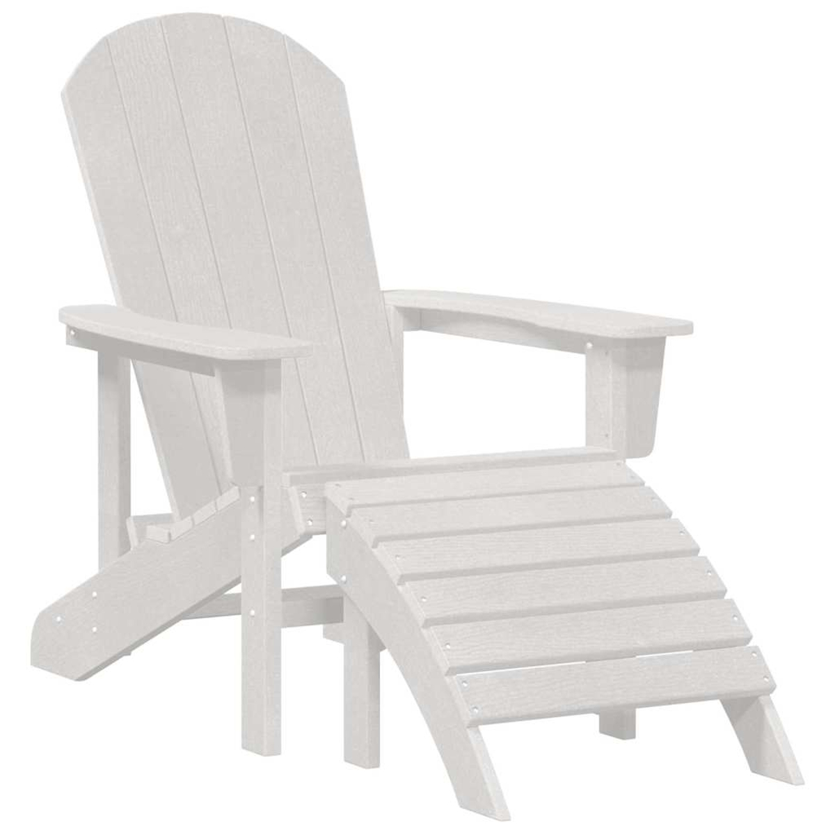Ein weißer Adirondack-Stuhl mit passender Fußstütze vor weißem Hintergrund. Der Stuhl hat eine hohe Rückenlehne und Armlehnen.