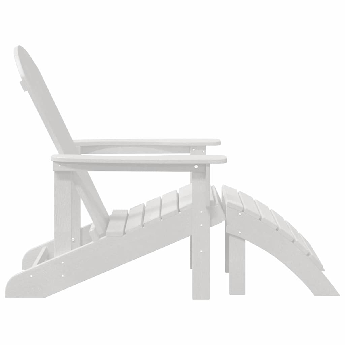 Ein weißer Adirondack-Stuhl mit Fußstütze wird von der Seite vor einem schlichten weißen Hintergrund gezeigt.