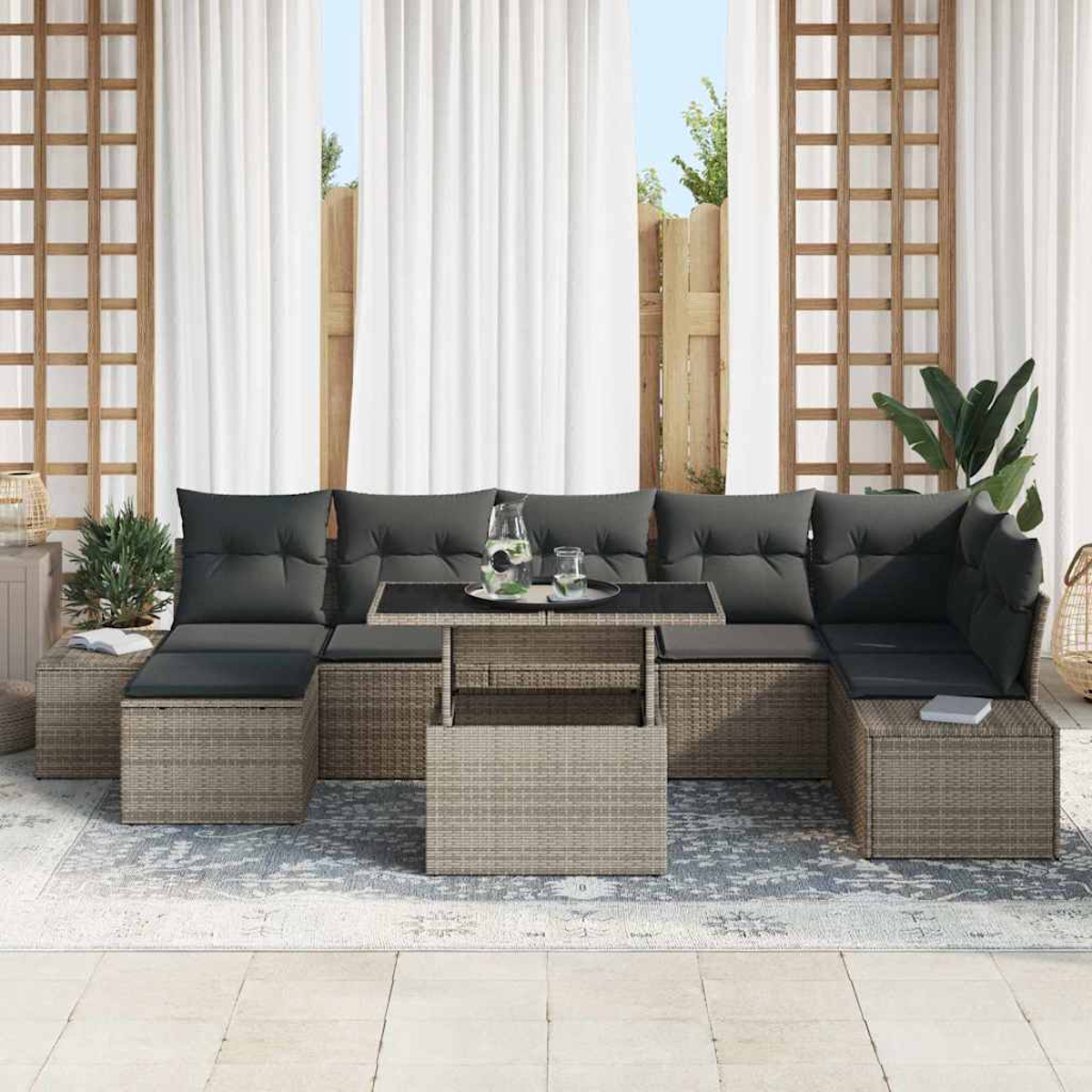 Outdoor-Ecksofa mit grauen Kissen und Tisch. Weiße Vorhänge und Holzgitter im Hintergrund.