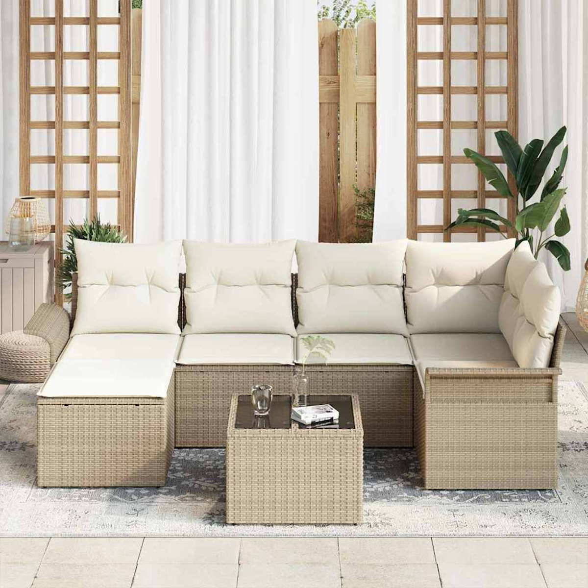 Outdoor-Ecksofa mit beigen Kissen, einem kleinen Tisch mit Glasplatte und einem neutralen Teppich auf einer Terrasse.