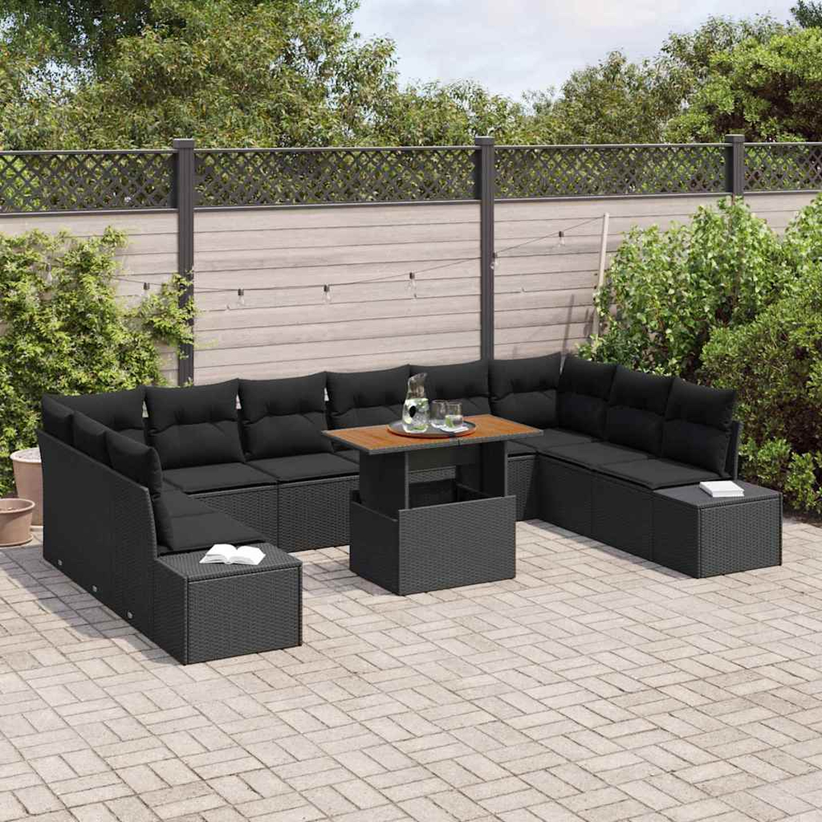 Schwarzes Outdoor-Wicker-Ecksofa mit schwarzen Kissen, einem Holztisch mit Gläsern und einer Backstein-Terrasse im Garten.