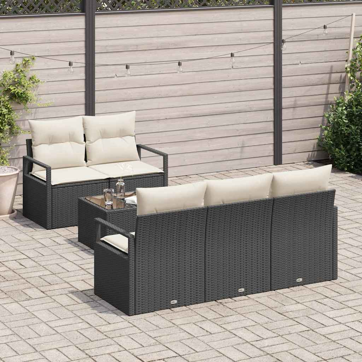 Juego de muebles de patio. Incluye un sofá de dos plazas, un sofá de tres plazas y una mesa de centro. Cojines beige, mimbre gris, valla de madera.