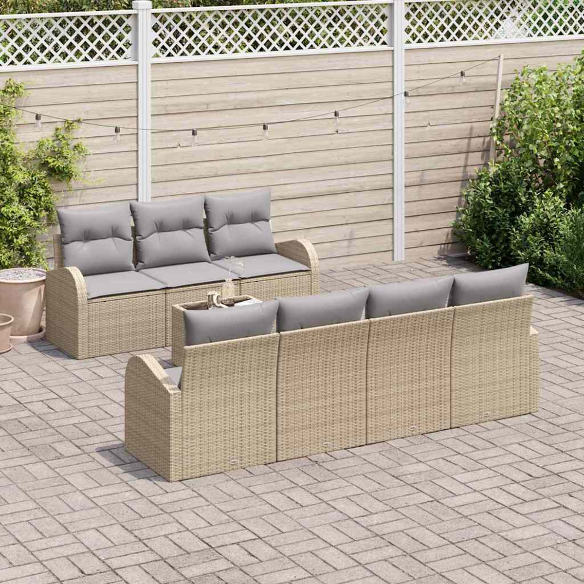 Gartenmöbel-Set mit grauen Kissen. Das Set umfasst ein Sofa und zwei Sessel auf einer Ziegelterrasse vor einem Holzzaun.