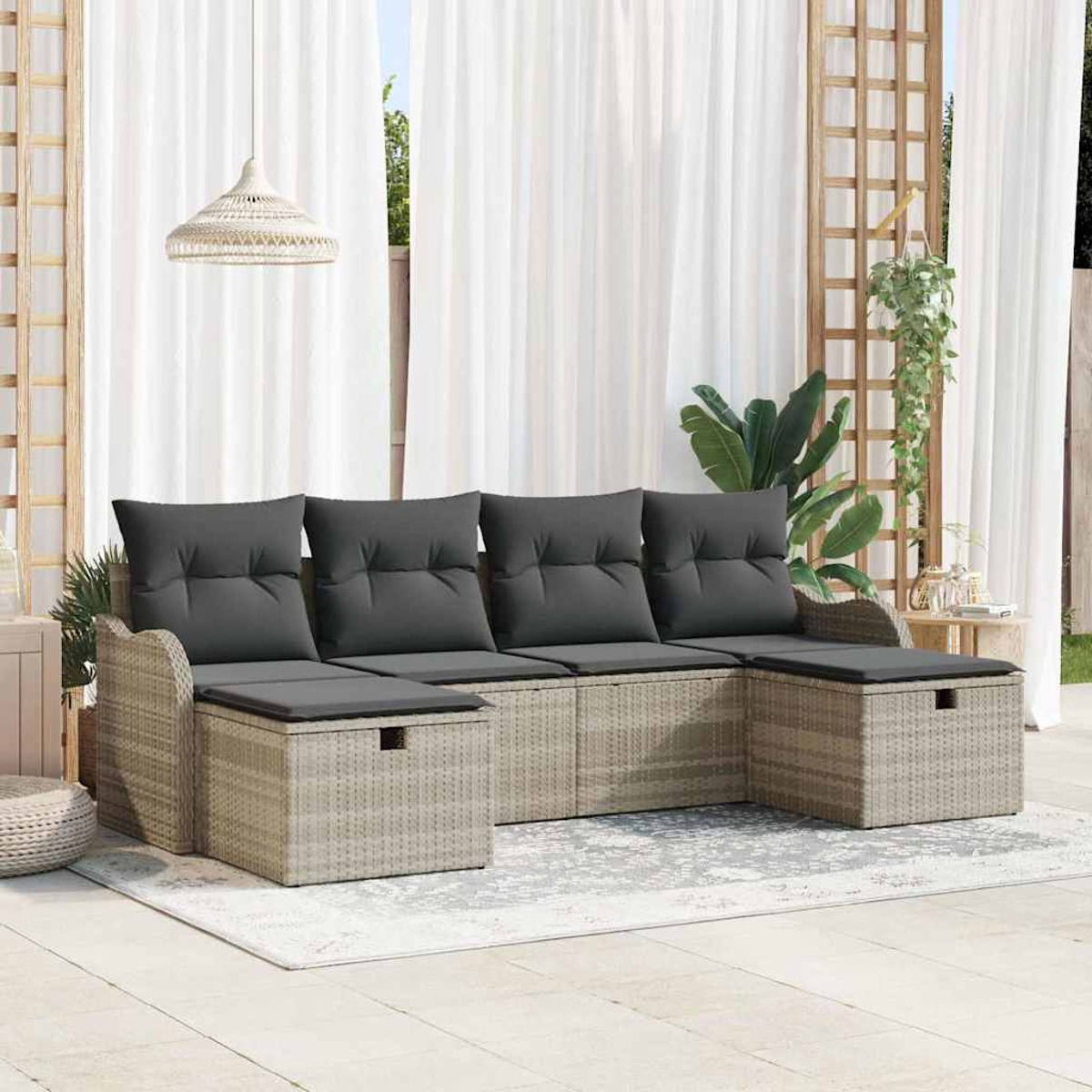 Outdoor-Ecksofa mit grauen Kissen auf einem Teppich. Weiße Vorhänge und ein Holzgitter im Hintergrund.