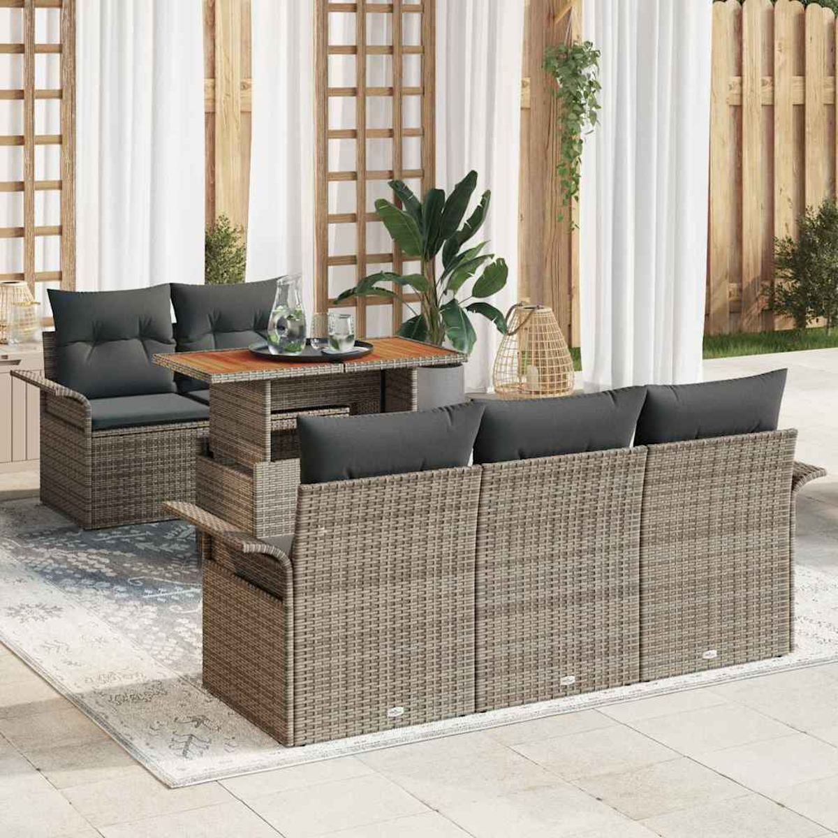 Un juego de patio al aire libre con un sofá de mimbre, sillas y mesa. Cojines grises, cortinas blancas y plantas verdes crean una escena relajante.