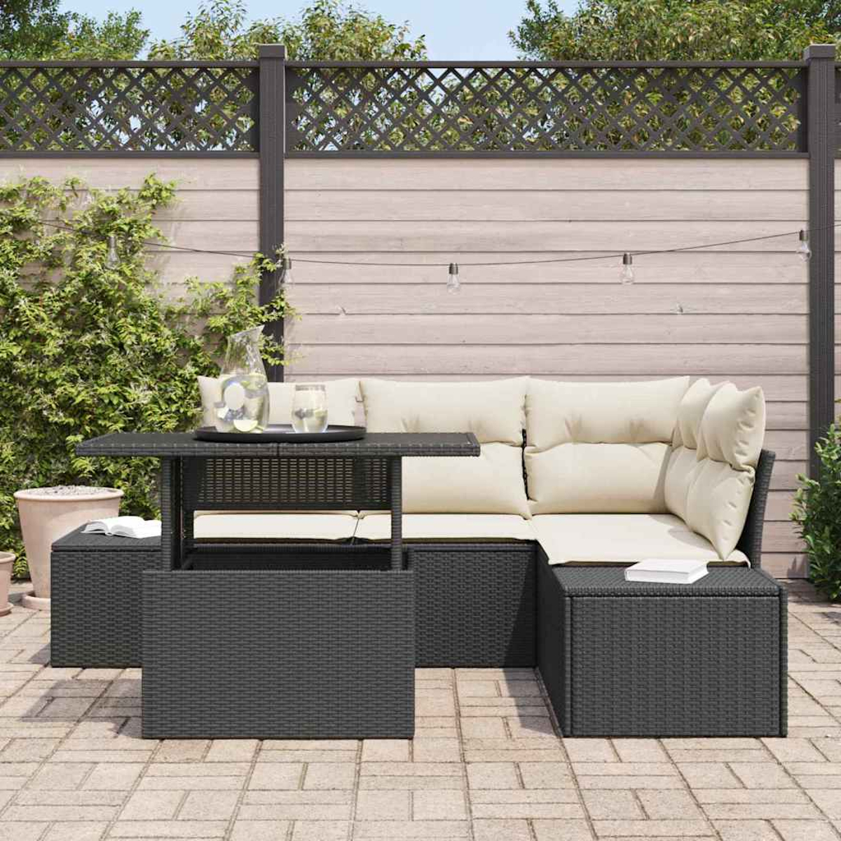 Outdoor-Patio-Setting mit schwarzen Korbmöbeln, cremefarbenen Kissen, Holzzaun und einem Tisch mit Getränk.