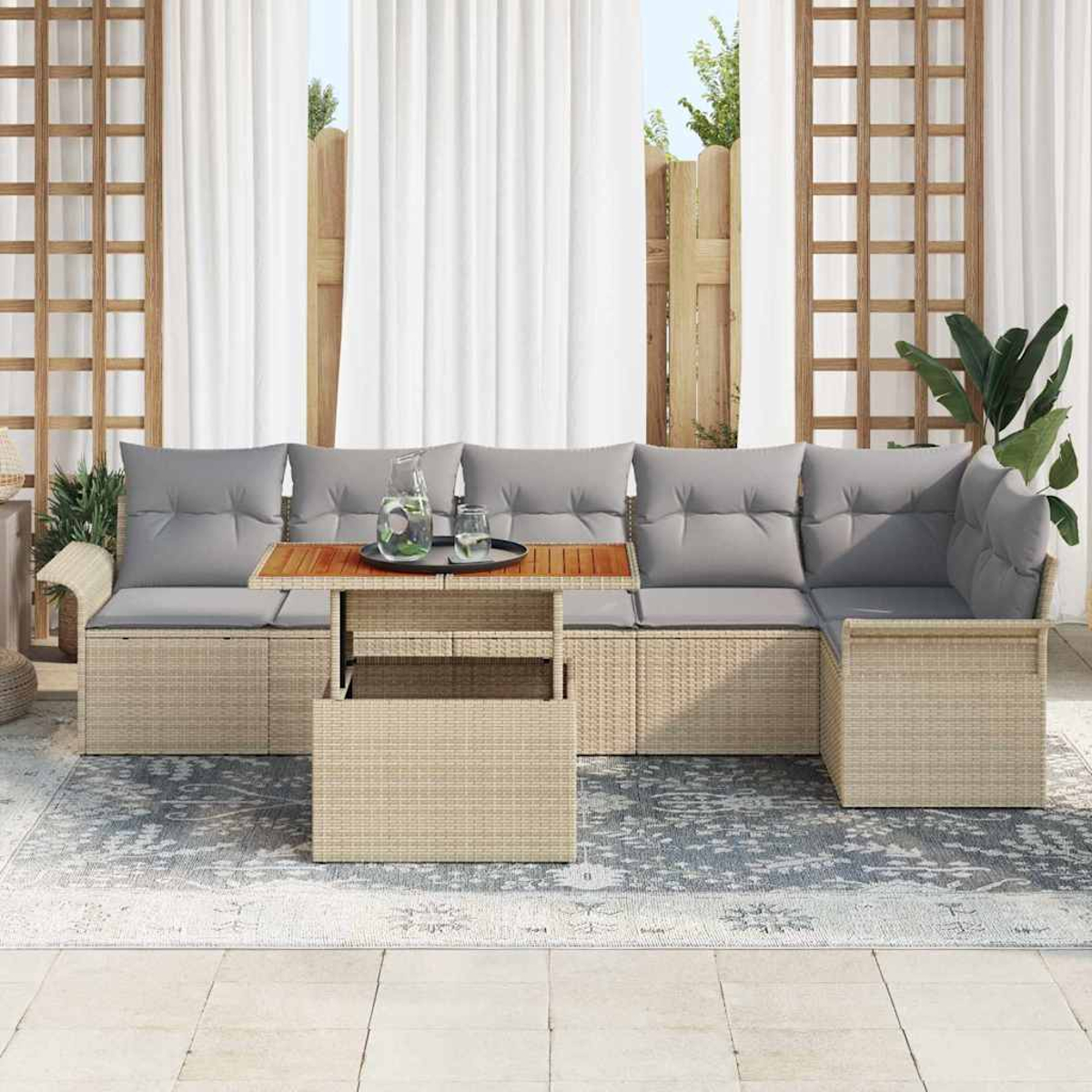Outdoor-Ecksofa mit grauen Kissen, einem Holztisch und einem Teppich. Weiße Vorhänge und ein Holzzaun sind im Hintergrund.