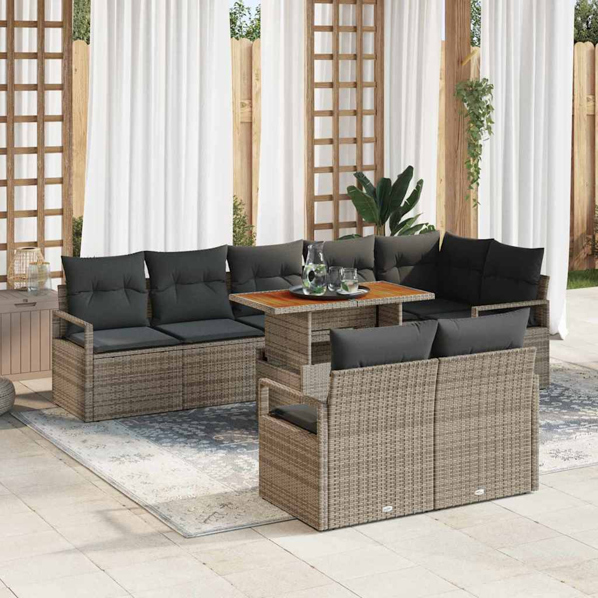 Terrassen-Set mit grauen Kissen, Tisch und Teppich. Weiße Vorhänge und Holzgitter im Hintergrund. Eine entspannende Szene im Freien.