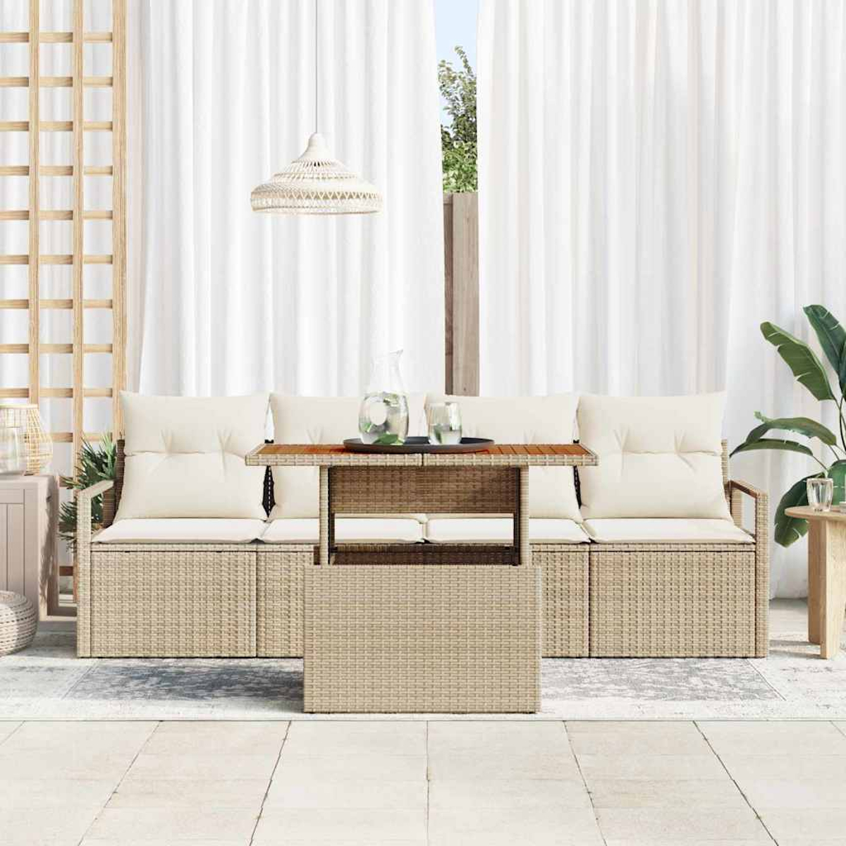 Gartenmöbel mit beigen Kissen, Tisch mit Getränken und weißen Vorhängen im Hintergrund.