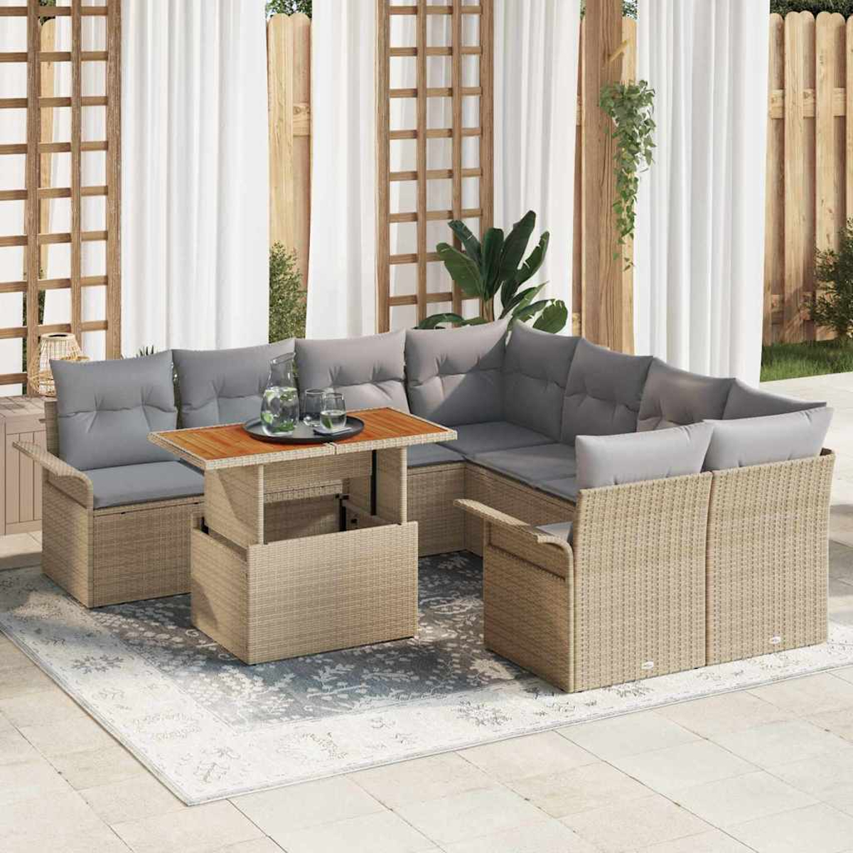 Outdoor-Ecksofa mit grauen Kissen und einem Holztisch. Die Szene umfasst einen Teppich, Vorhänge und ein Holzgitter.
