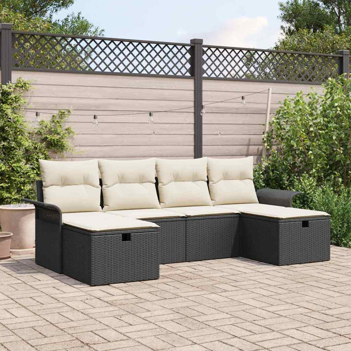 Outdoor-Ecksofa mit beigefarbenen Kissen auf einer Backstein-Terrasse. Ein Holzzaun und Grün sind im Hintergrund.
