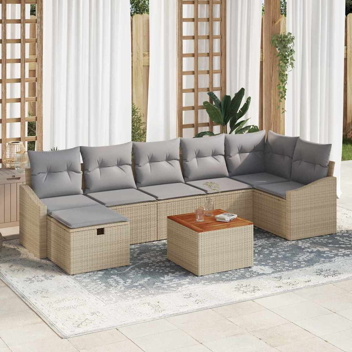 Outdoor-Ecksofa mit grauen Kissen, einem Couchtisch aus Holz und einem gemusterten Teppich. Weiße Vorhänge und Holzgitter im Hintergrund.
