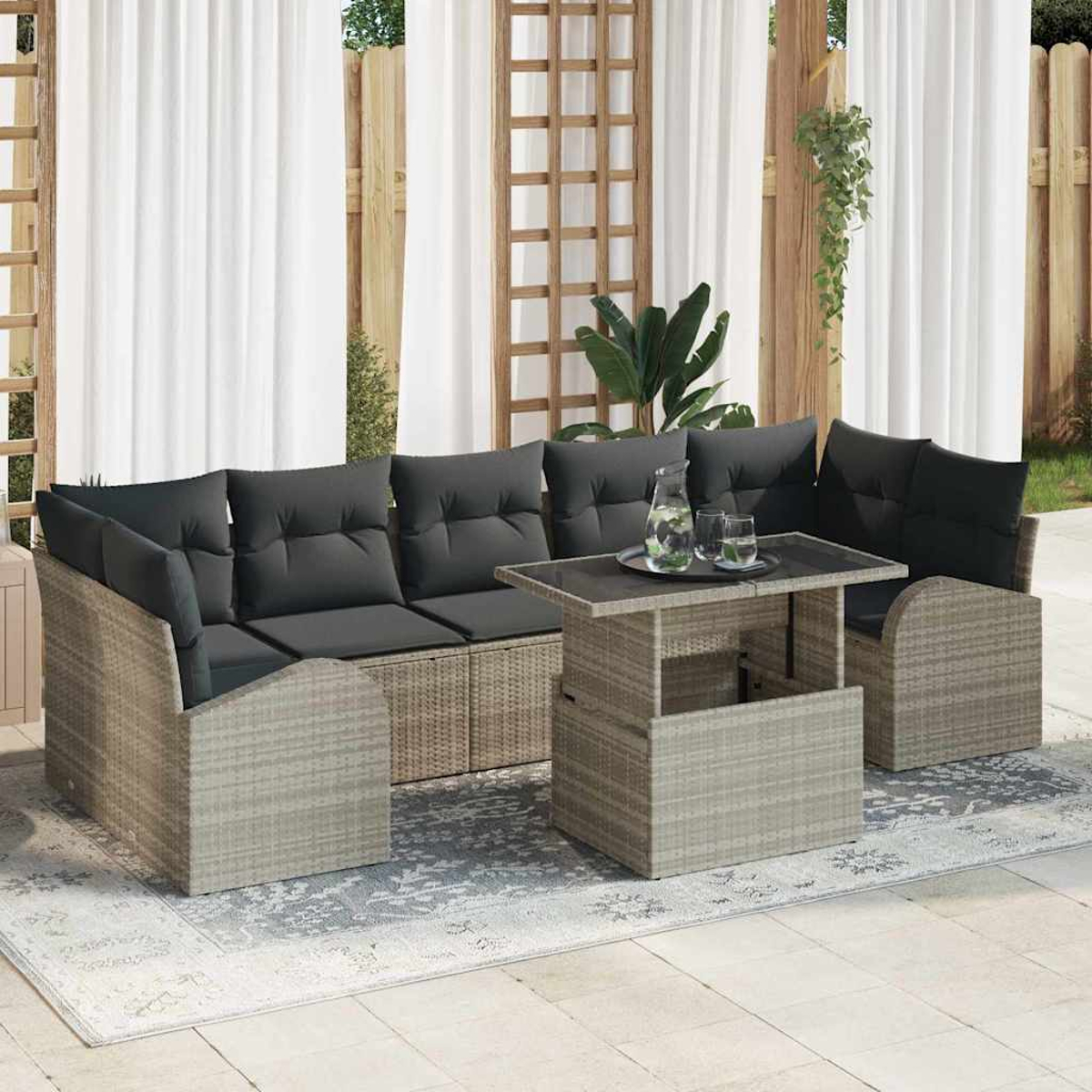 Outdoor-Terrassenset mit grauen Kissen und einem Couchtisch. Das Set umfasst ein Sofa, zwei Stühle, einen Teppich und weiße Vorhänge im Hintergrund.