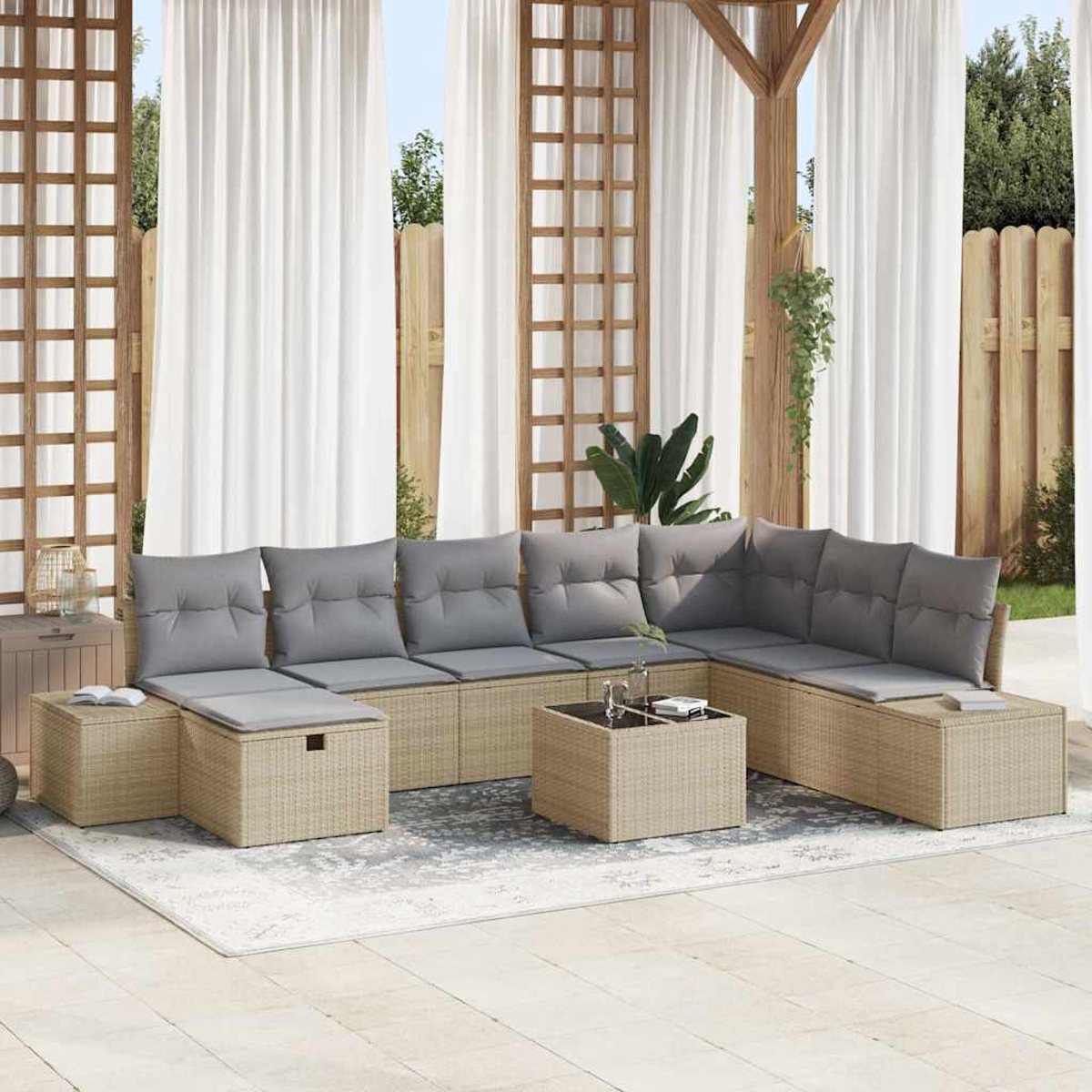 Outdoor-Ecksofa mit grauen Kissen und einem Couchtisch auf einem Teppich, vor weißen Vorhängen und Holzstrukturen.