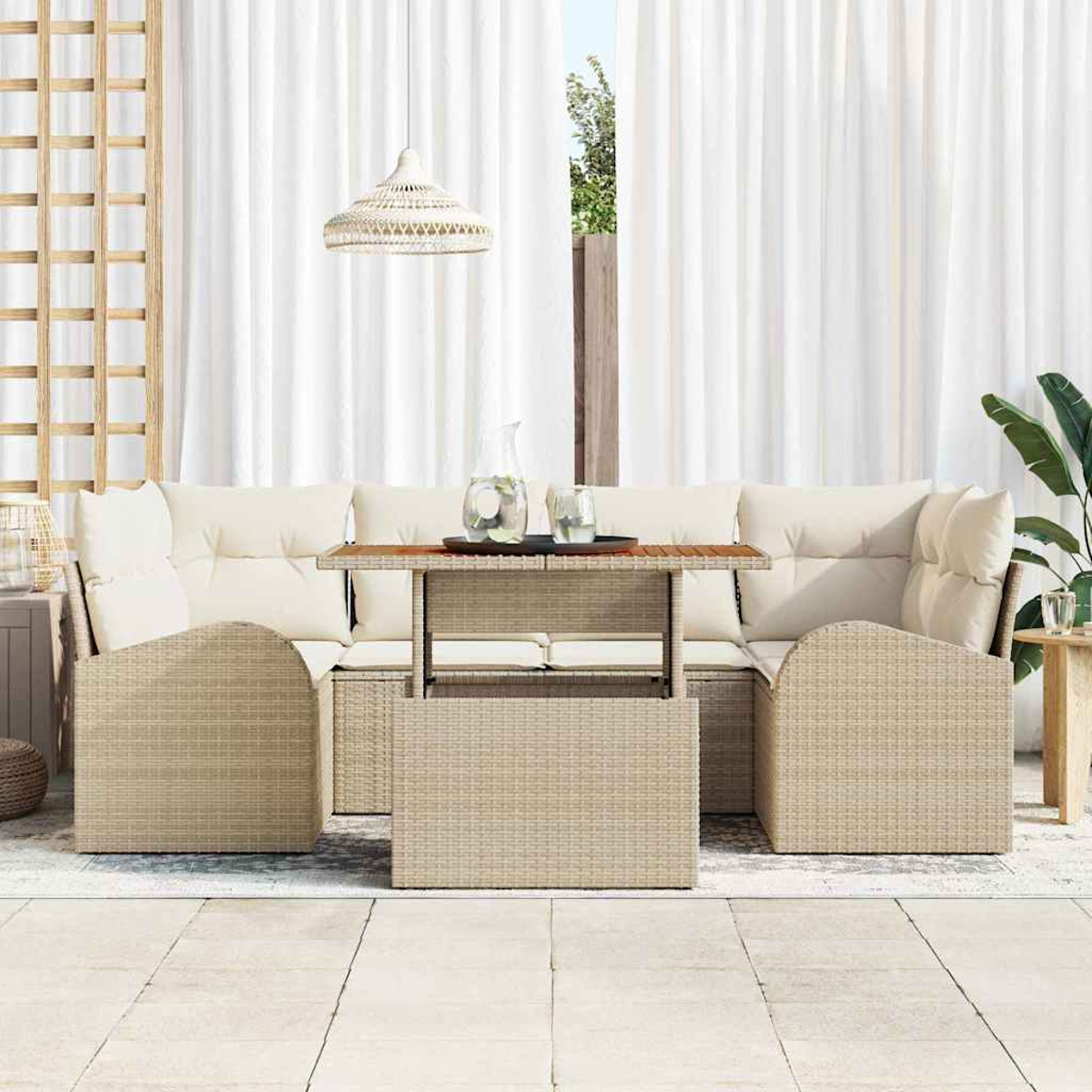 Garten-Sitzgruppe mit beigen Kissen und Korbflechtrahmen, einem Holztisch, weißen Vorhängen und einer Hängelampe.