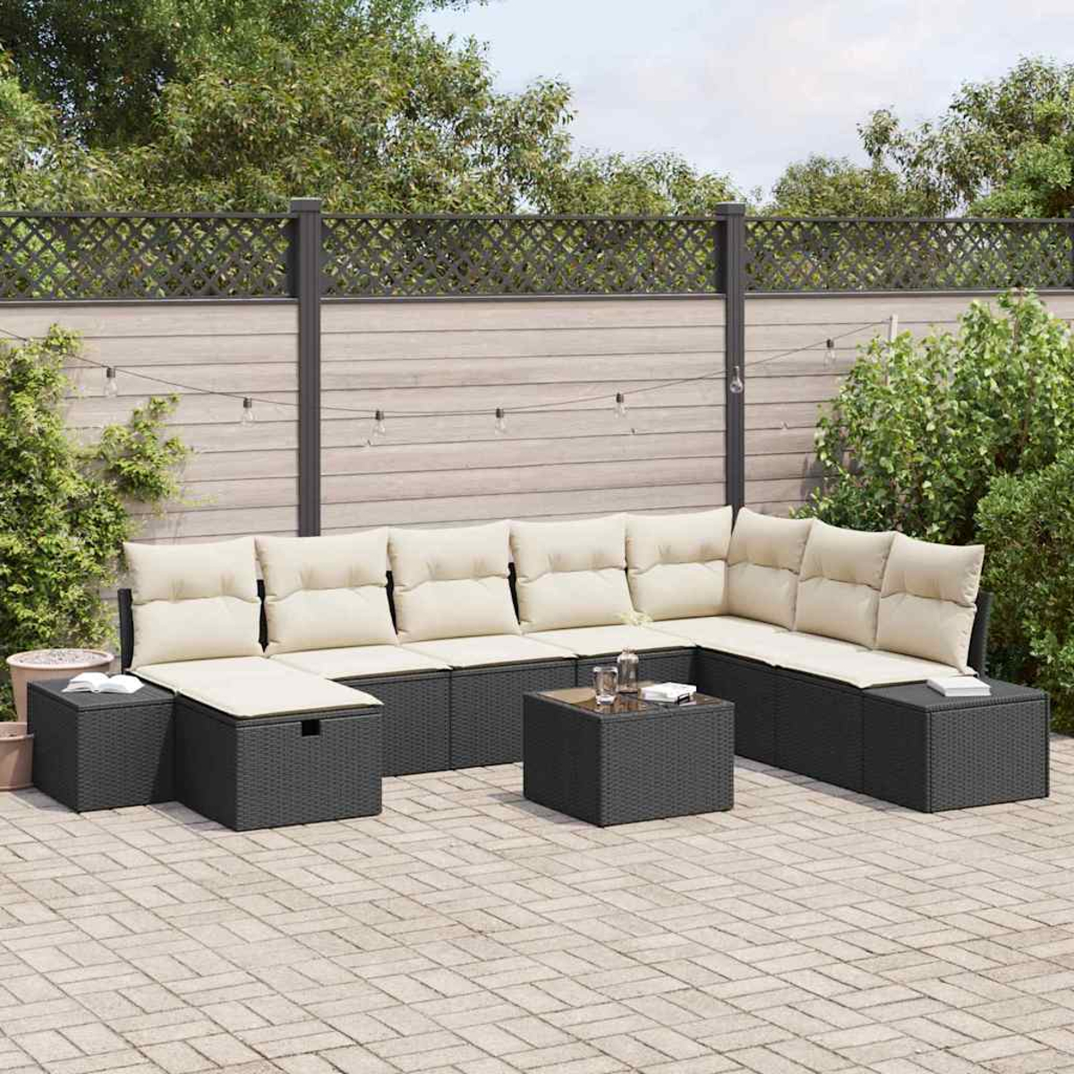 Outdoor-Ecksofa mit beigen Kissen, schwarzem Rahmen und einem kleinen Glastisch auf einer Ziegelterrasse mit Holzzaun.