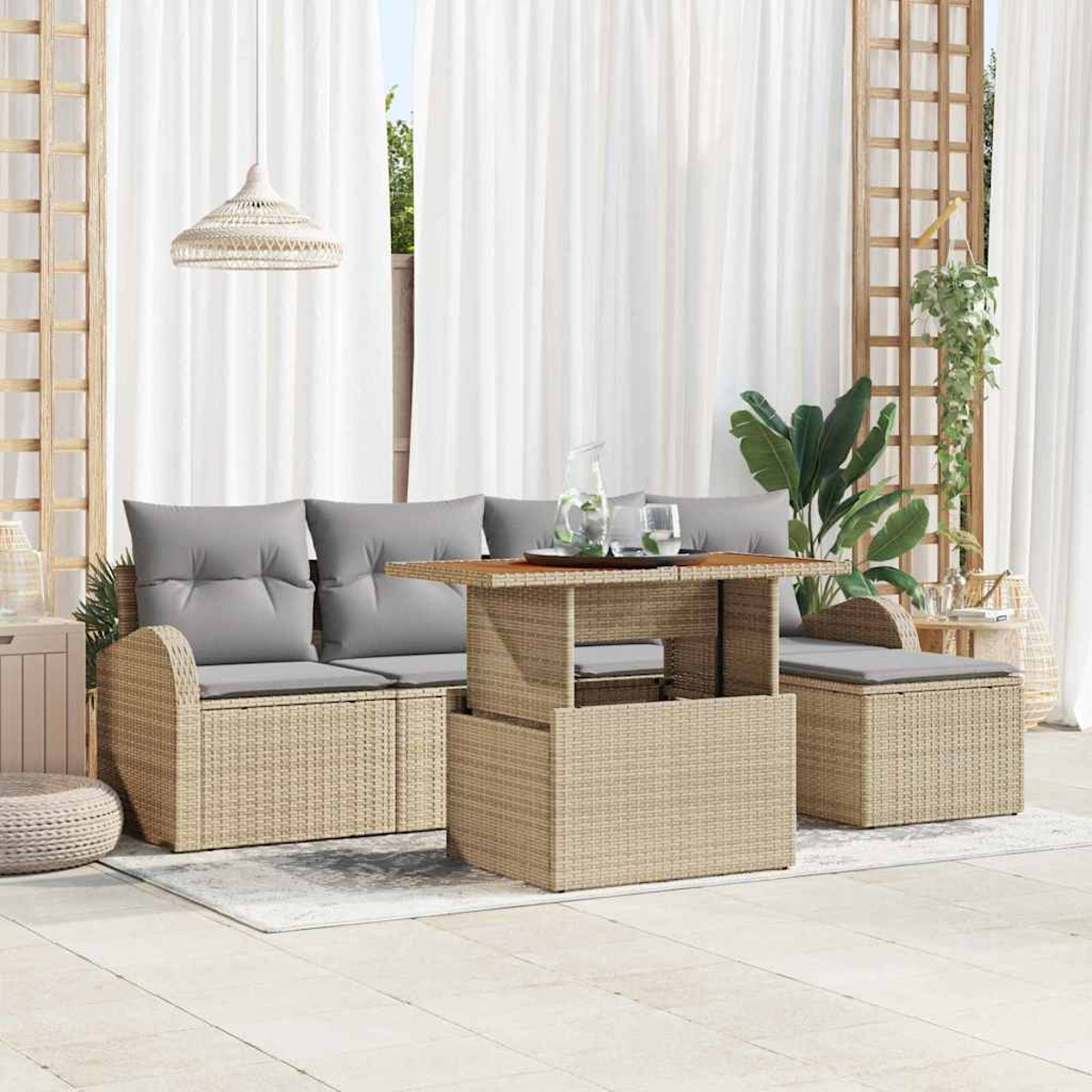 Terrassenset mit beigen Möbeln, grauen Kissen und einem Holztisch. Weiße Vorhänge und Pflanzen im Hintergrund.