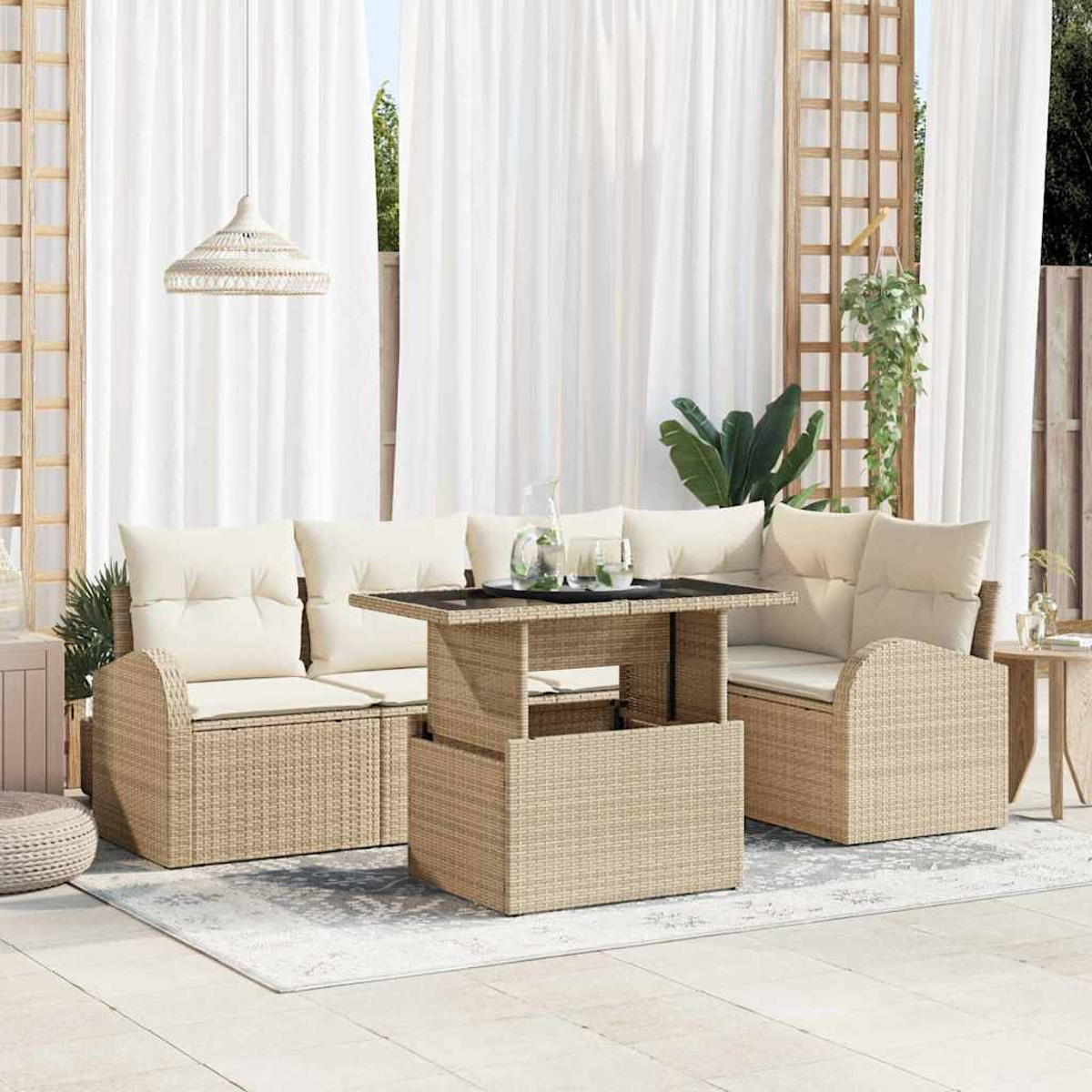 Terrassenset mit beigefarbenen Rattmöbeln, einem Tisch mit Hubfunktion und cremefarbenen Kissen. Weiße Vorhänge und eine Hängelampe im Hintergrund.