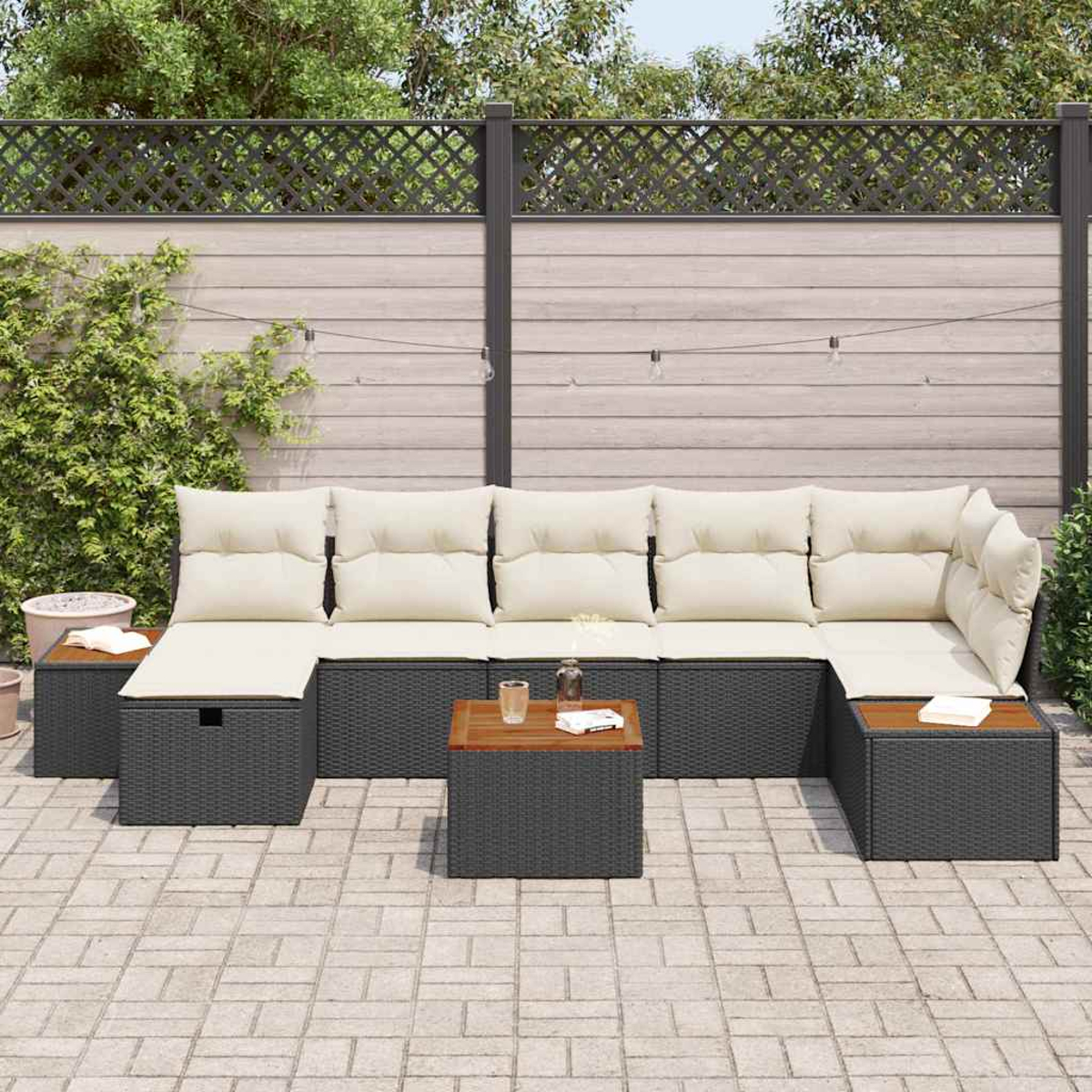 Ein Ecksofa im Freien mit beigen Kissen, dunkelgrauer Basis und Couchtischen mit Holzplatte auf einer Backstein-Terrasse.