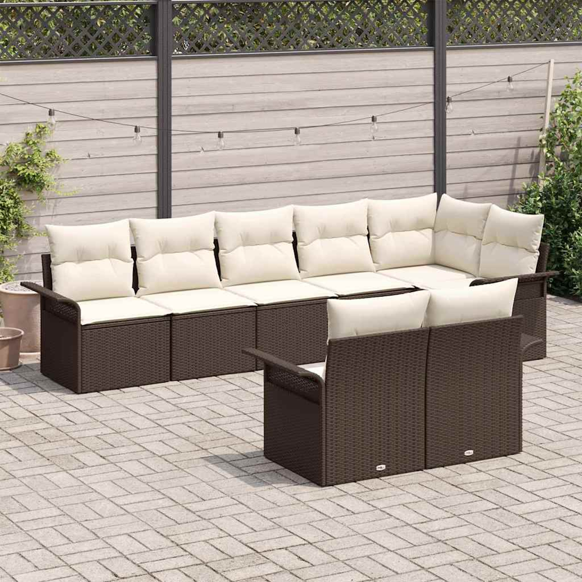 Outdoor-Ecksofa mit cremefarbenen Kissen und braunem Korbgeflecht. Auf einer Ziegelstein-Terrasse. Holzzaun und Lichterkette im Hintergrund.