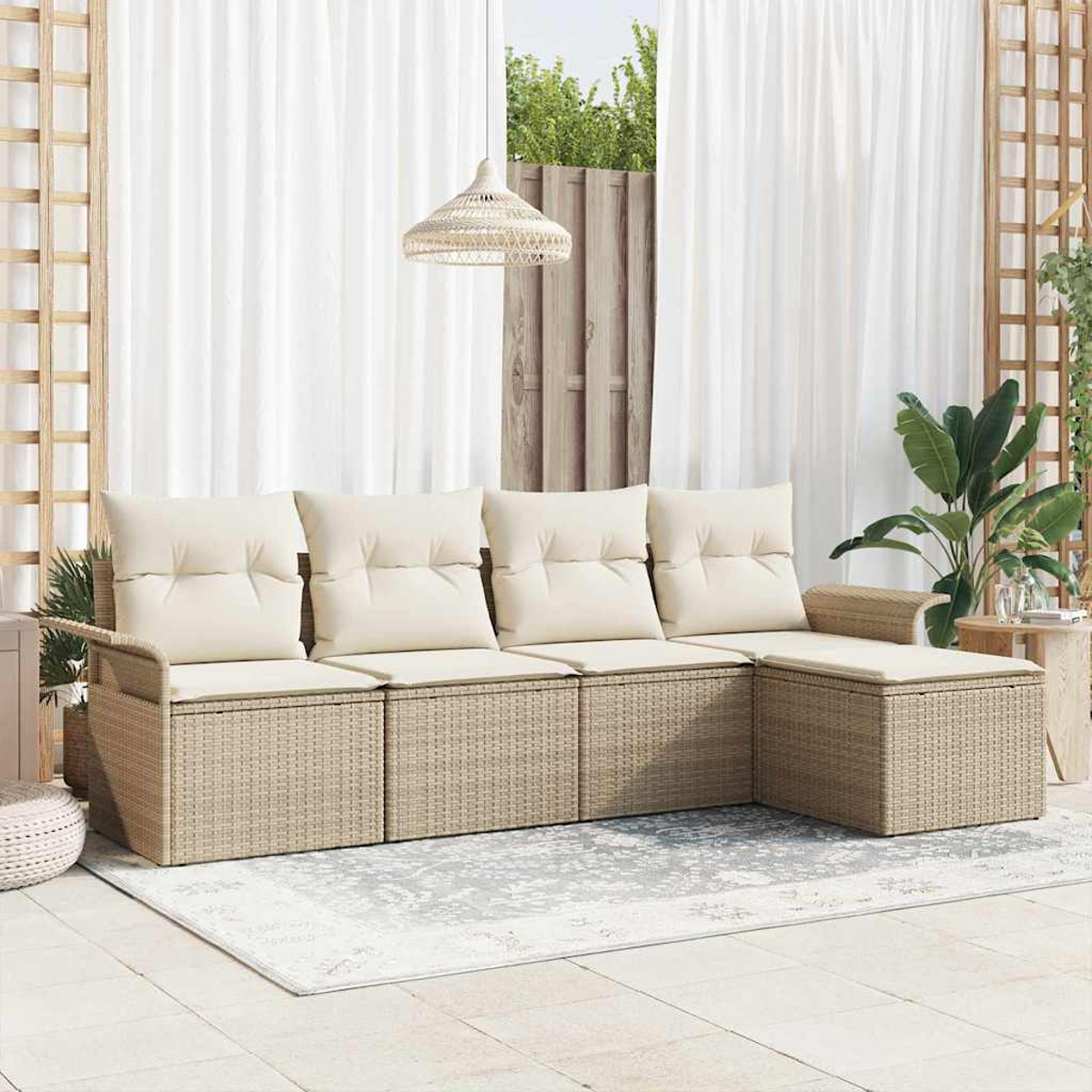 Ein Ecksofa im Freien mit cremefarbenen Kissen auf einem gemusterten Teppich, in der Nähe weißer Vorhänge und Pflanzen. Eine gewebte Leuchte hängt.