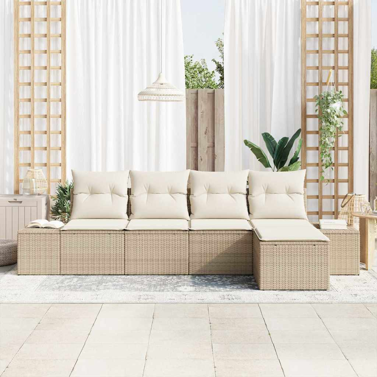 Outdoor-Ecksofa mit cremefarbenen Kissen. Weiße Vorhänge, Holzgitter und eine Hängepflanze sind im Hintergrund.