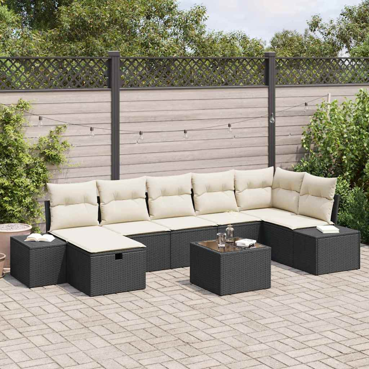 Outdoor-Ecksofa mit cremefarbenen Kissen und dunkelgrauen Rahmen. Ein kleiner Tisch und Aufbewahrungs-Ottomanen stehen auf einer Ziegelterrasse.