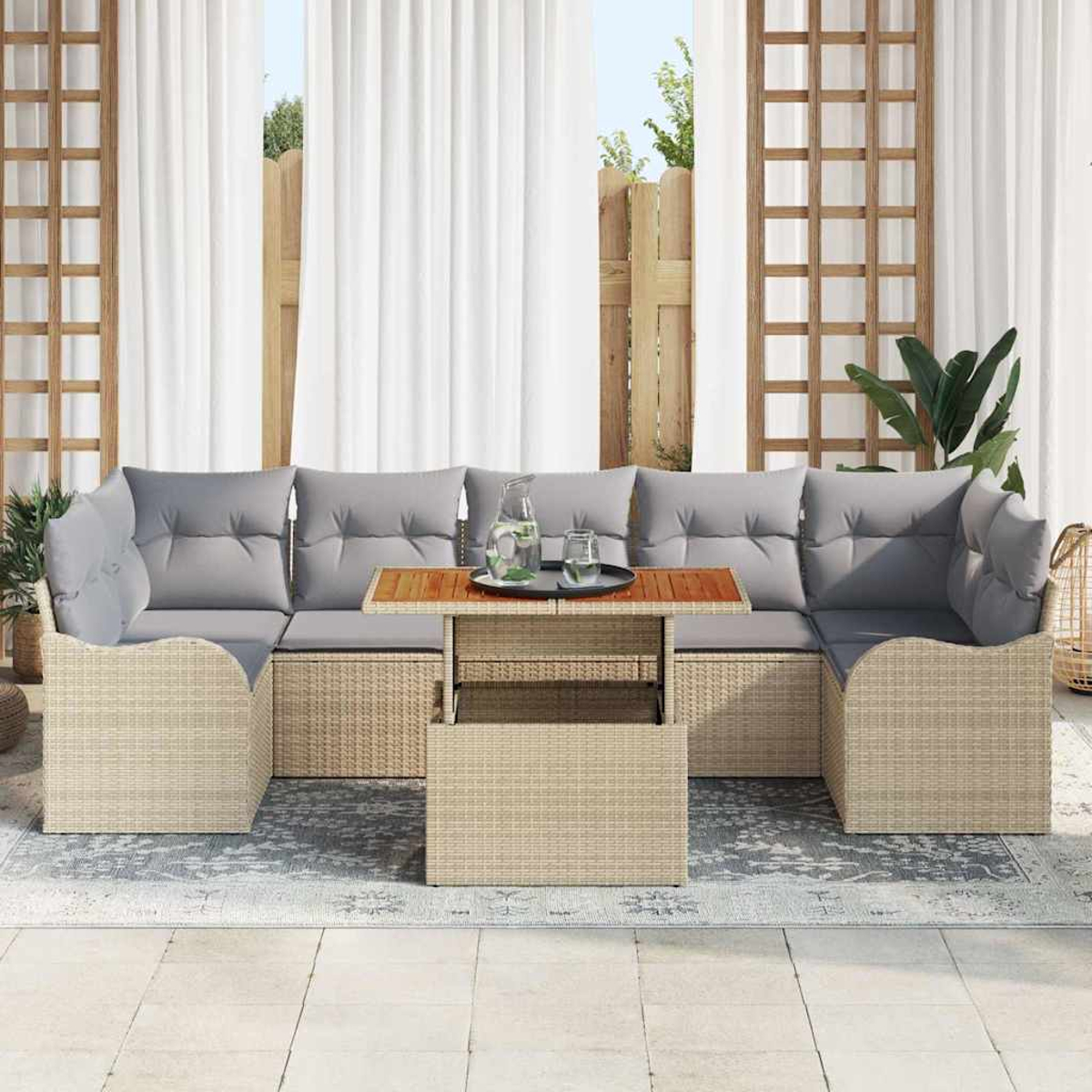 Outdoor-Ecksofa mit grauen Kissen und einem Holztisch. Weiße Vorhänge und ein Zaun sind im Hintergrund zu sehen.