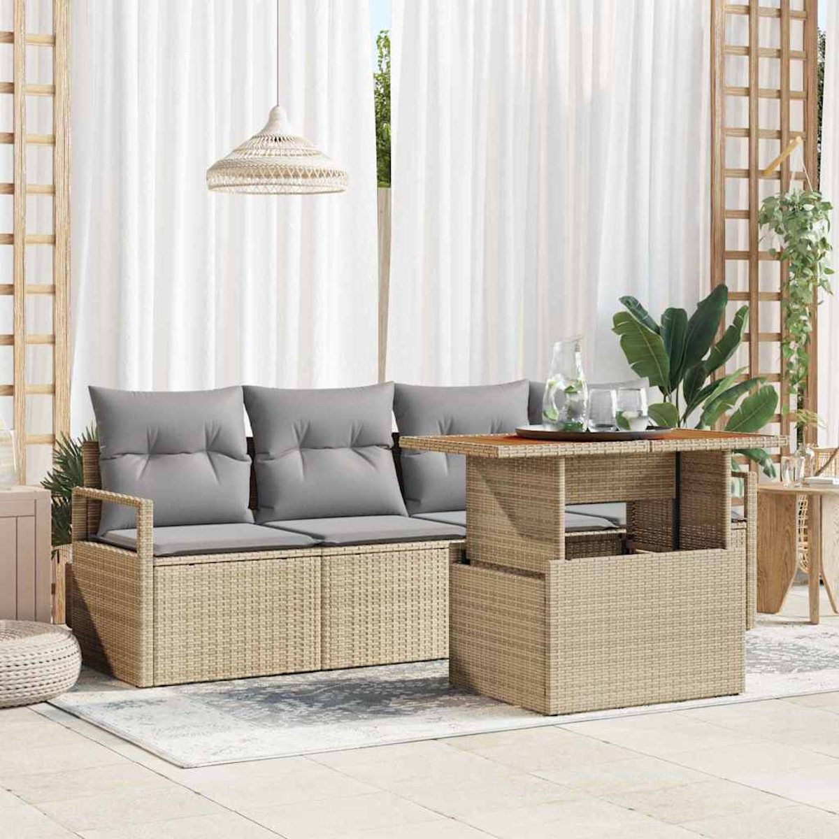 Szene im Freien mit Korbmöbeln, einem Sofa mit grauen Kissen und einem Tisch mit Gläsern. Im Hintergrund ein weißer Vorhang.