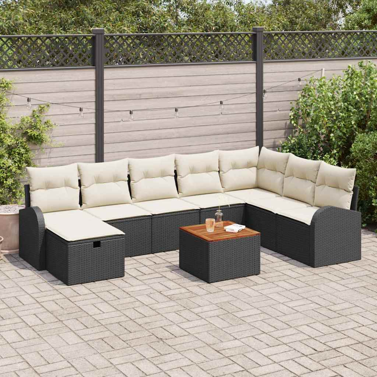 Outdoor-Ecksofa mit cremefarbenen Kissen und einem Holztisch. Die Kulisse ist eine Terrasse mit Holzzaun im Hintergrund.