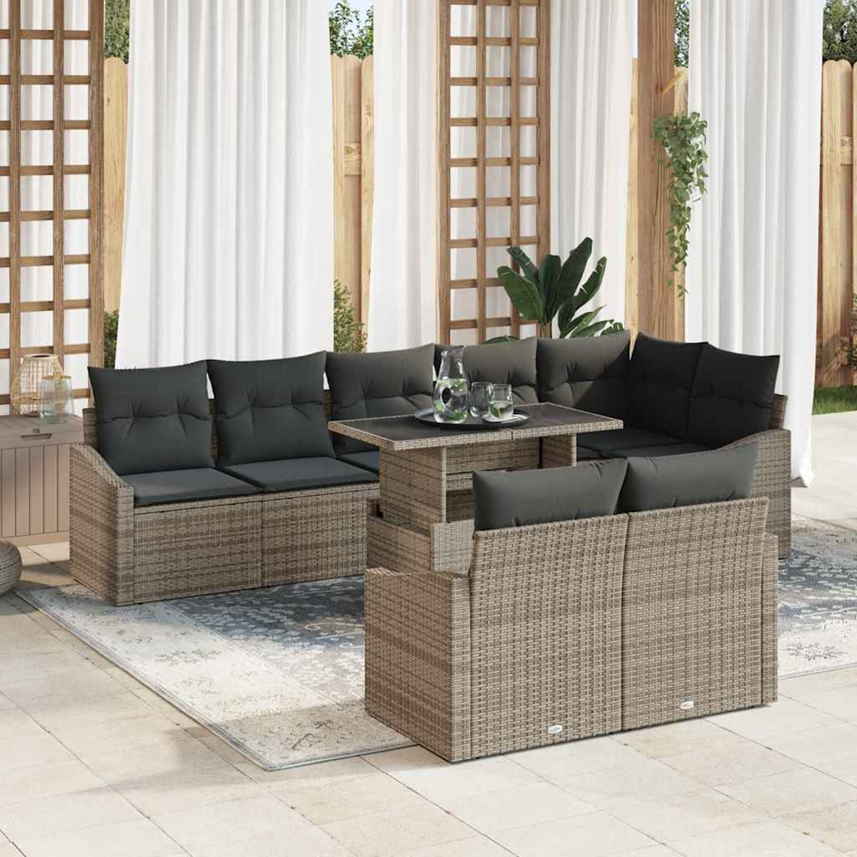 Outdoor-Rattansofa-Set mit grauen Kissen und einem Tisch. Weiße Vorhänge und Holzgitter im Hintergrund. Auf dem Boden liegt ein Teppich.