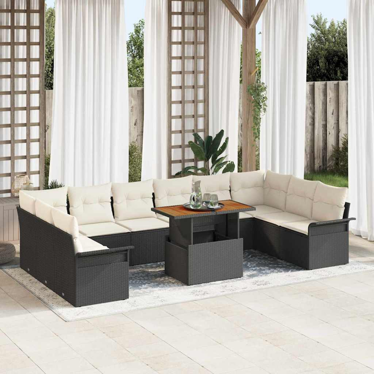Outdoor-Ecksofa mit cremefarbenen Kissen und einem Holztisch. Weiße Vorhänge im Hintergrund. Eine ruhige und entspannende Terrasse.