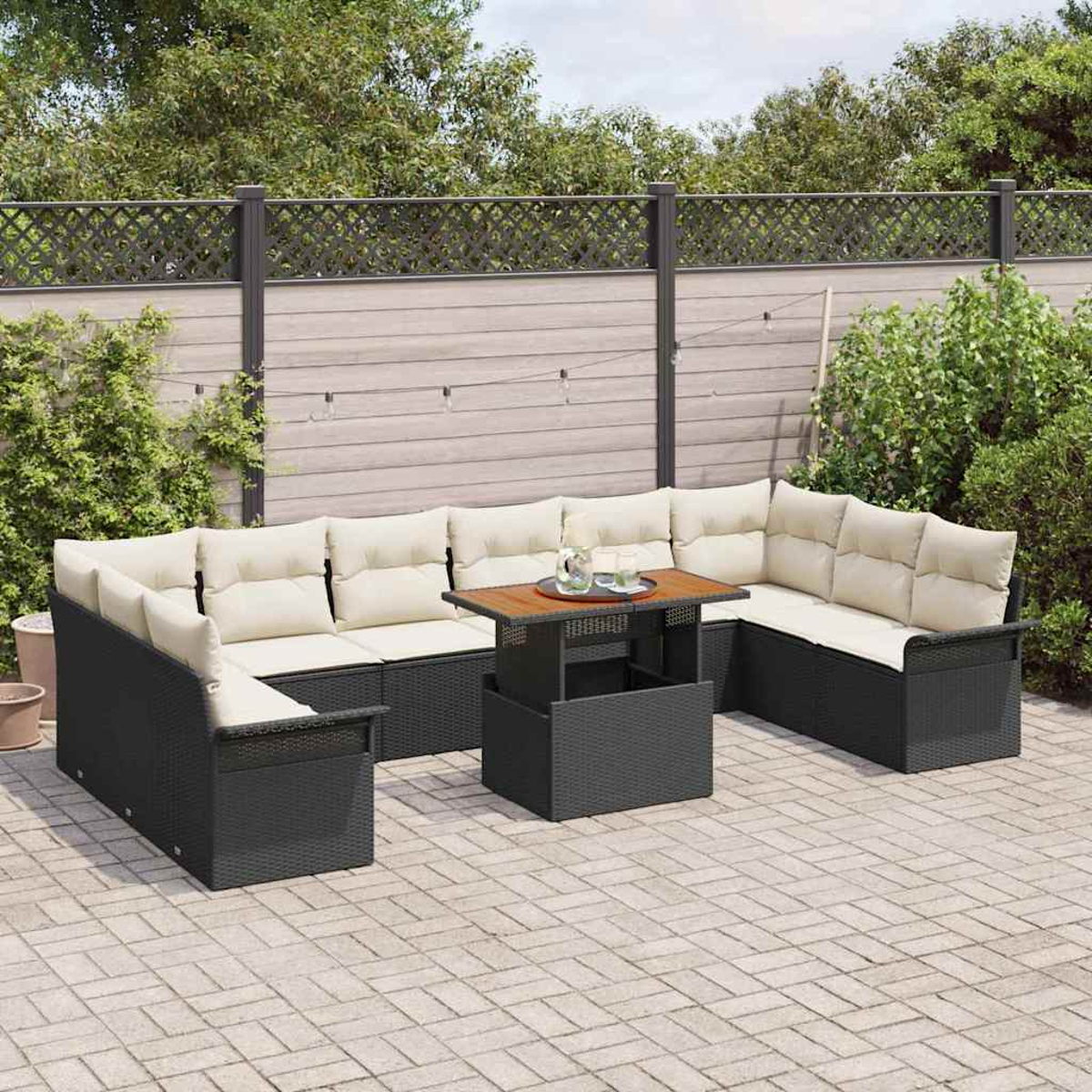 Schwarzes Ecksofa für den Außenbereich mit cremefarbenen Kissen und einem Holztisch. Das Set befindet sich auf einer Ziegelpflasterung. Im Hintergrund sind ein Zaun und Grün.