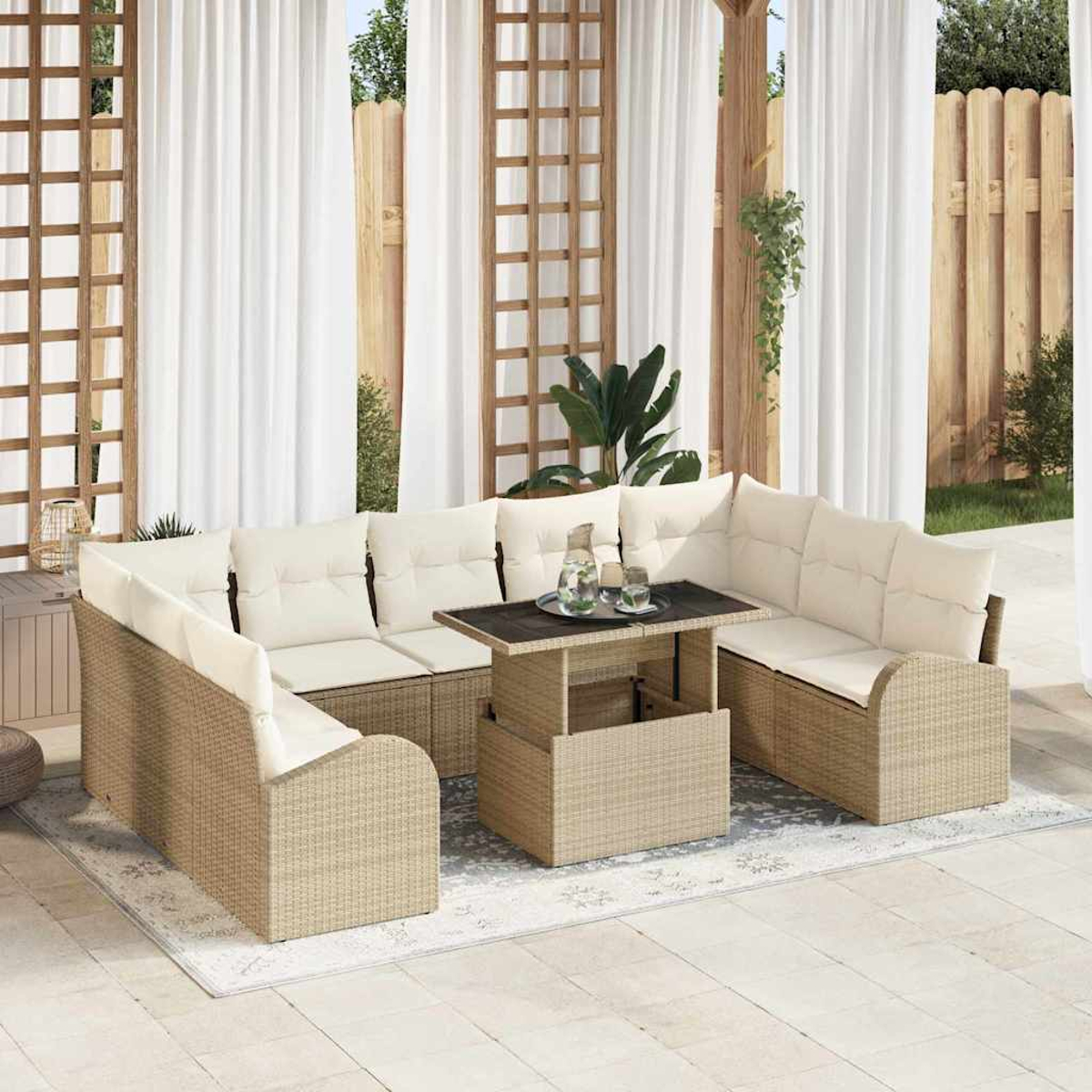 Outdoor-Sitzgruppe mit beigen Kissen und einem Couchtisch. Weiße Vorhänge und Holzgitter bilden den Hintergrund. Pflanzen und ein Zaun sind sichtbar.