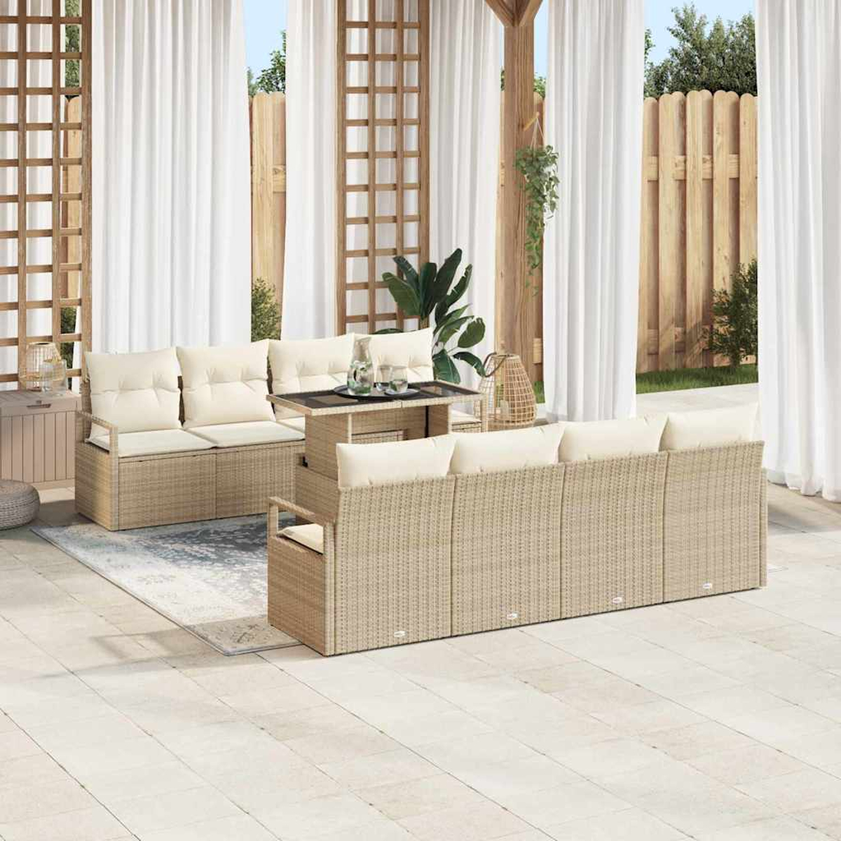 Outdoor-Sitzgruppe mit beigen Kissen, einem Tisch und weißen Vorhängen. Die Szene ist eine Terrasse mit Holzgitter und Zaun.