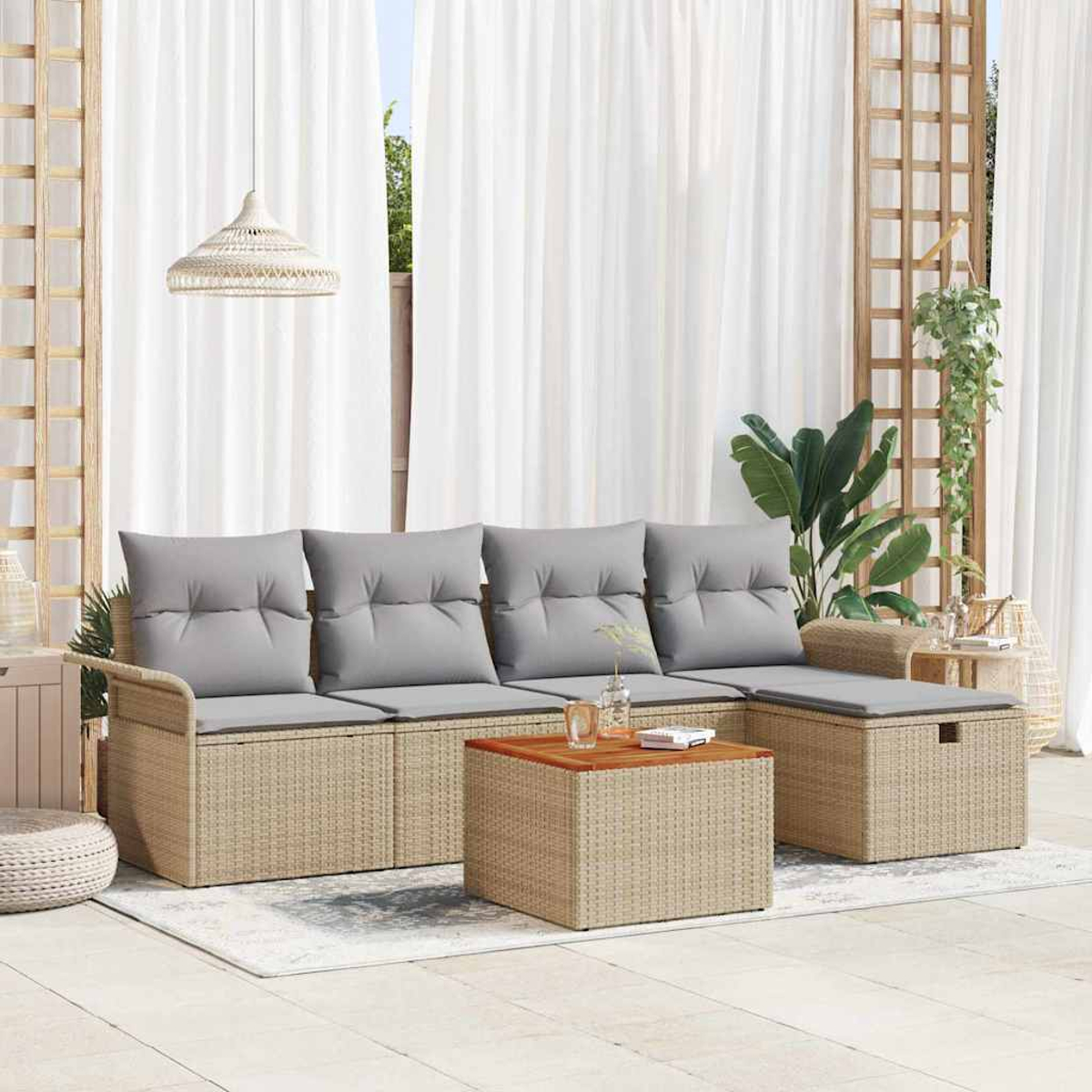 Outdoor-Sitzarrangement mit grauen Kissen. Enthält einen Tisch und einen Beistelltisch. Der Hintergrund hat weiße Vorhänge.