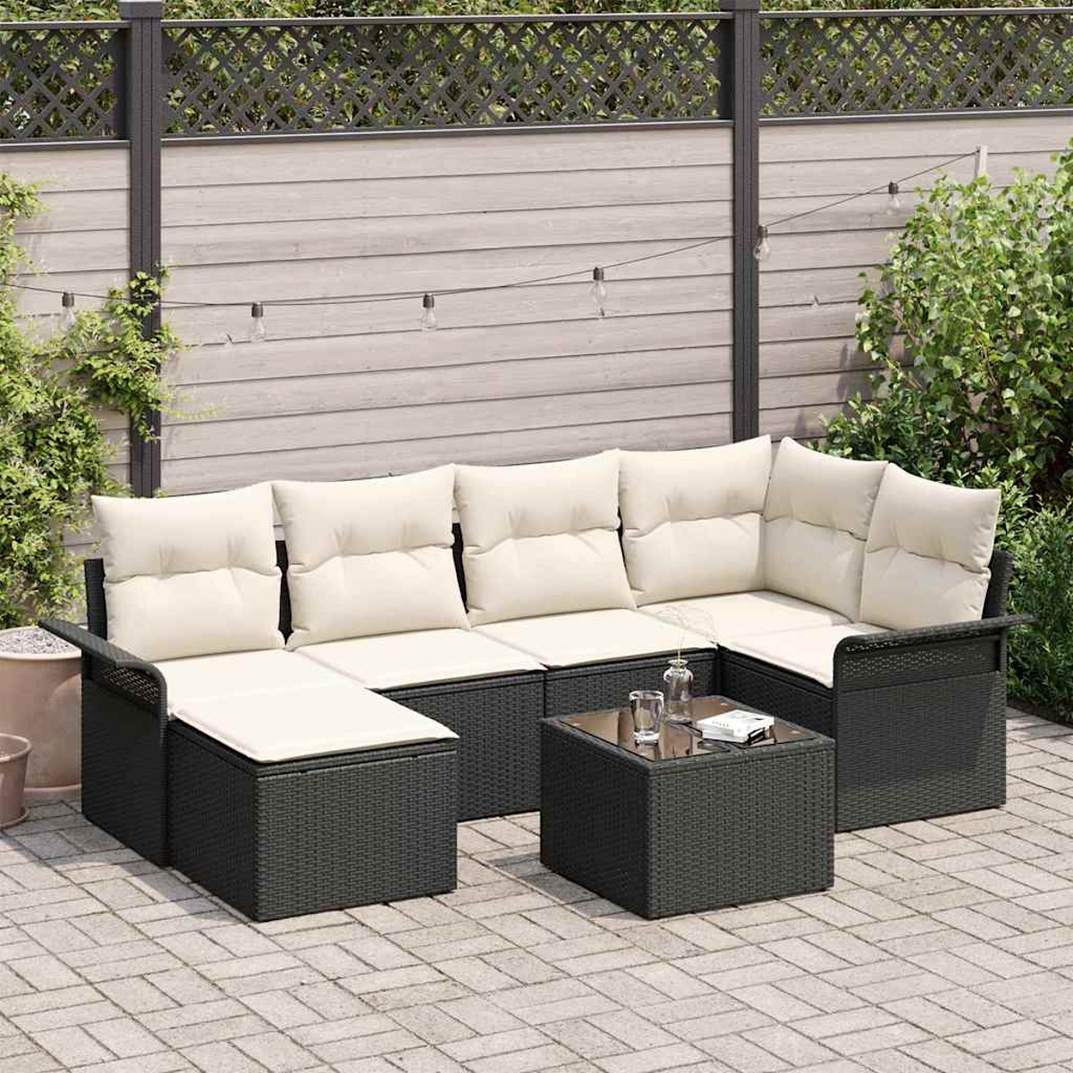 Outdoor-Ecksofa mit cremefarbenen Kissen und einem kleinen Tisch auf einer Terrasse. Im Hintergrund ein Zaun und Grün.
