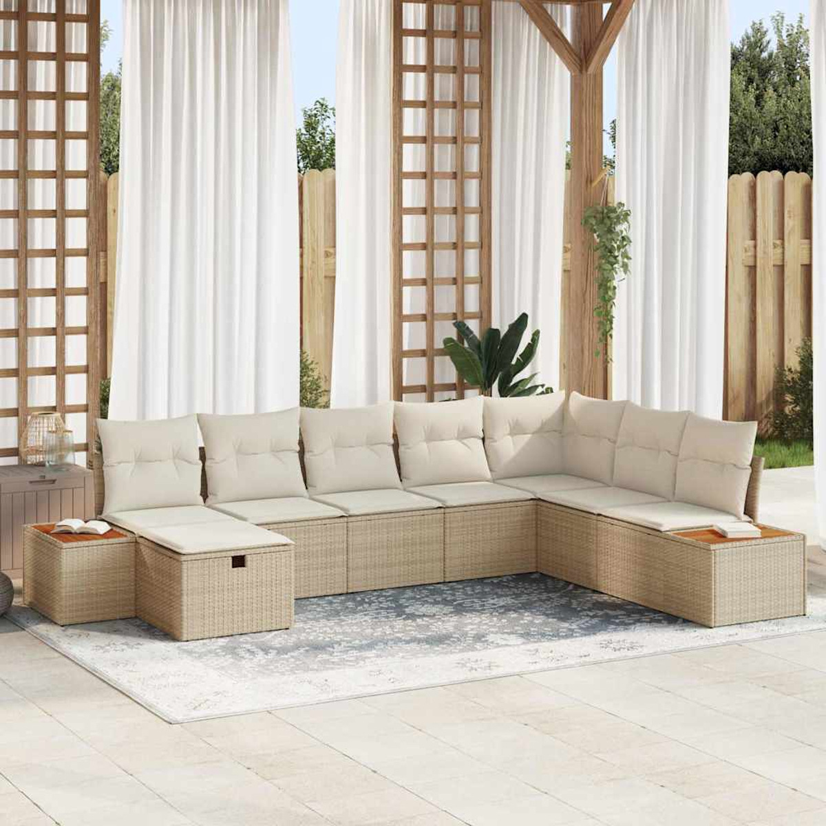 Ein Ecksofa mit cremefarbenen Kissen steht auf einem Teppich. Weiße Vorhänge und Holzstrukturen bilden den Hintergrund.