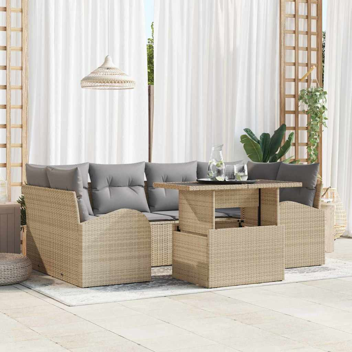 Juego de muebles de ratán para exteriores con cojines grises. Incluye una mesa, un sofá y cortinas al fondo. También hay una lámpara colgante.