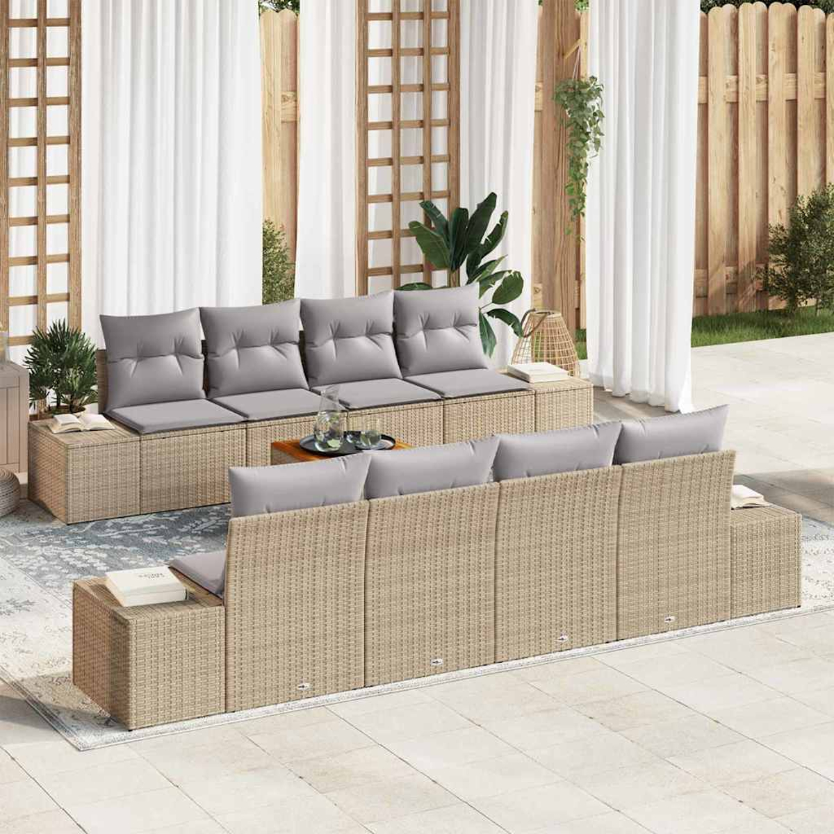 Außenbereich mit beigen Sofas aus Korbgeflecht, grauen Kissen und einem kleinen Holztisch. Weiße Vorhänge und Holzzäune bilden den Hintergrund.