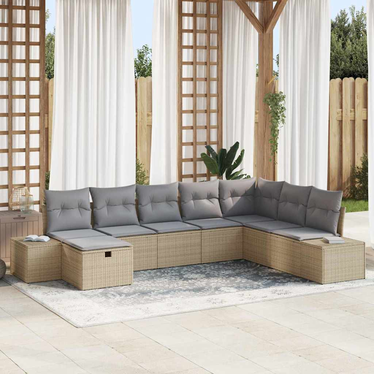 Outdoor-Ecksofa mit grauen Kissen auf einem Teppich. Weiße Vorhänge und Holzstruktur im Hintergrund.