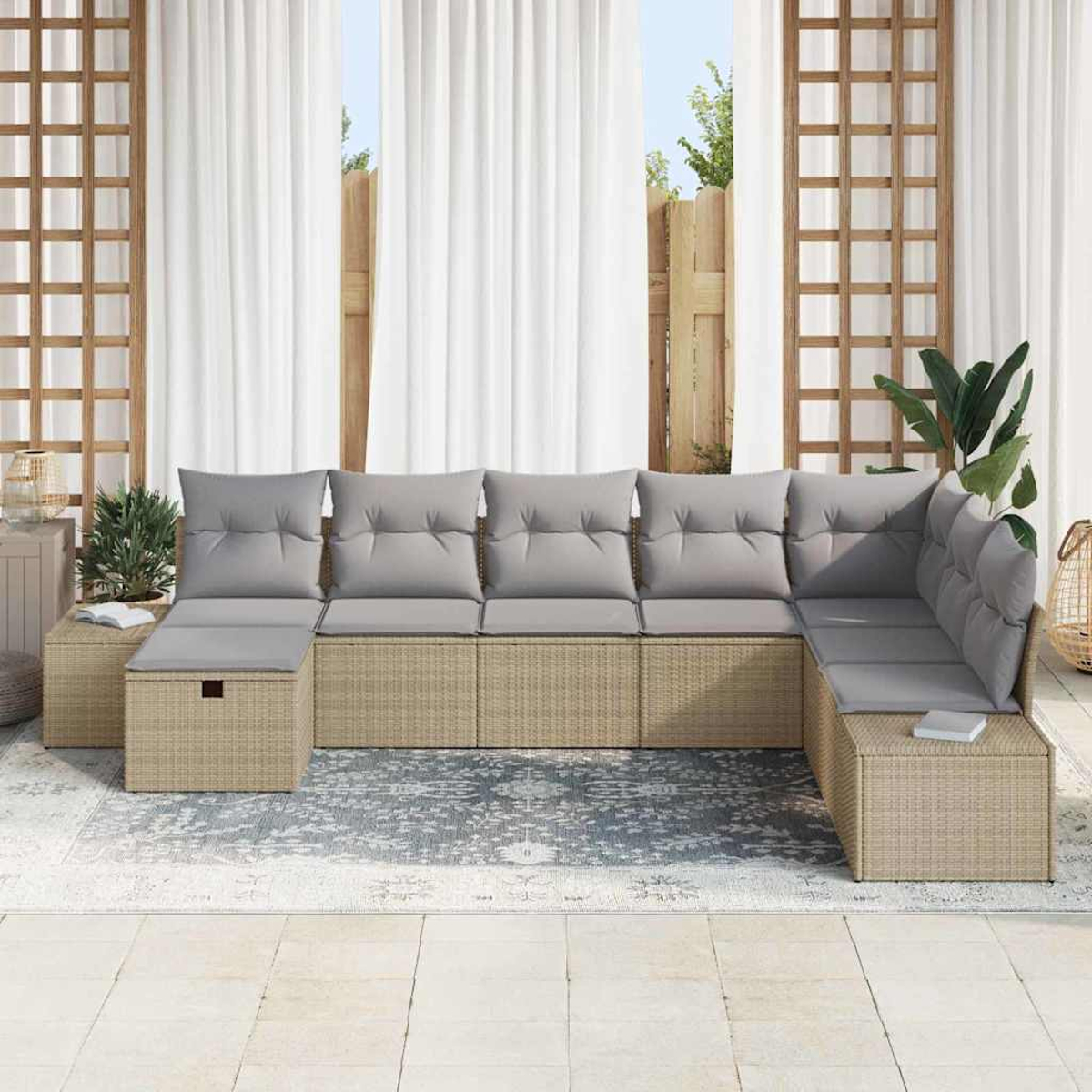Ein Ecksofa im Freien mit grauen Kissen steht auf einem Teppich. Dahinter sind weiße Vorhänge, ein Holzgitter und Pflanzen zu sehen.