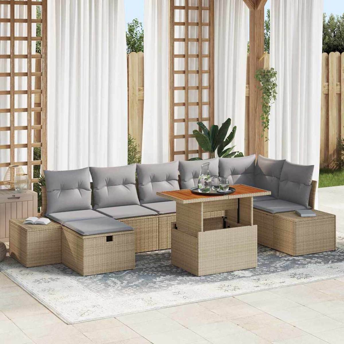 Outdoor-Sitzarrangement mit Rattan-Sofa, grauen Kissen und Holztisch. Weiße Vorhänge im Hintergrund.