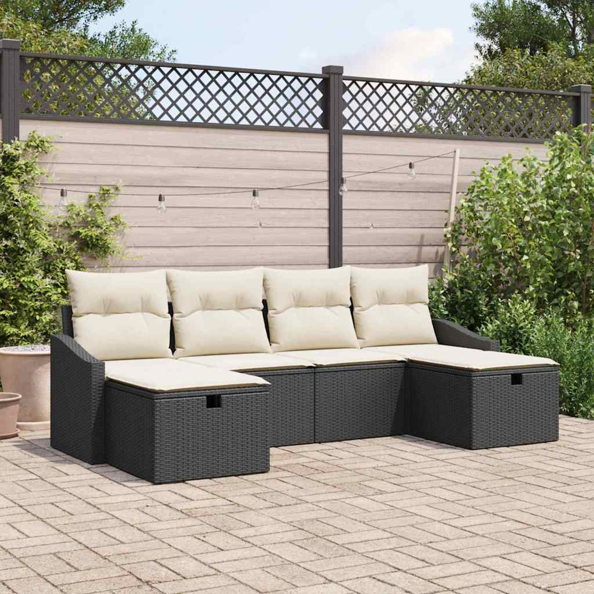 Outdoor-Ecksofa mit beigen Kissen auf einer Terrasse. Dahinter ein Zaun mit Gittermuster und einigen grünen Pflanzen.