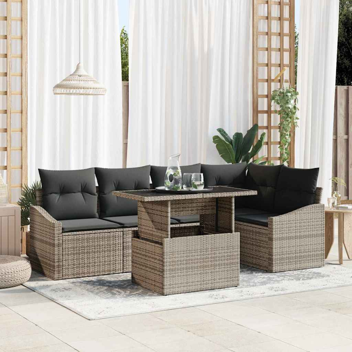 Terrassenset: Rattansofas mit grauen Kissen, Tisch mit Glasplatte, weiße Vorhänge, Hängepflanze und eine Pendelleuchte.