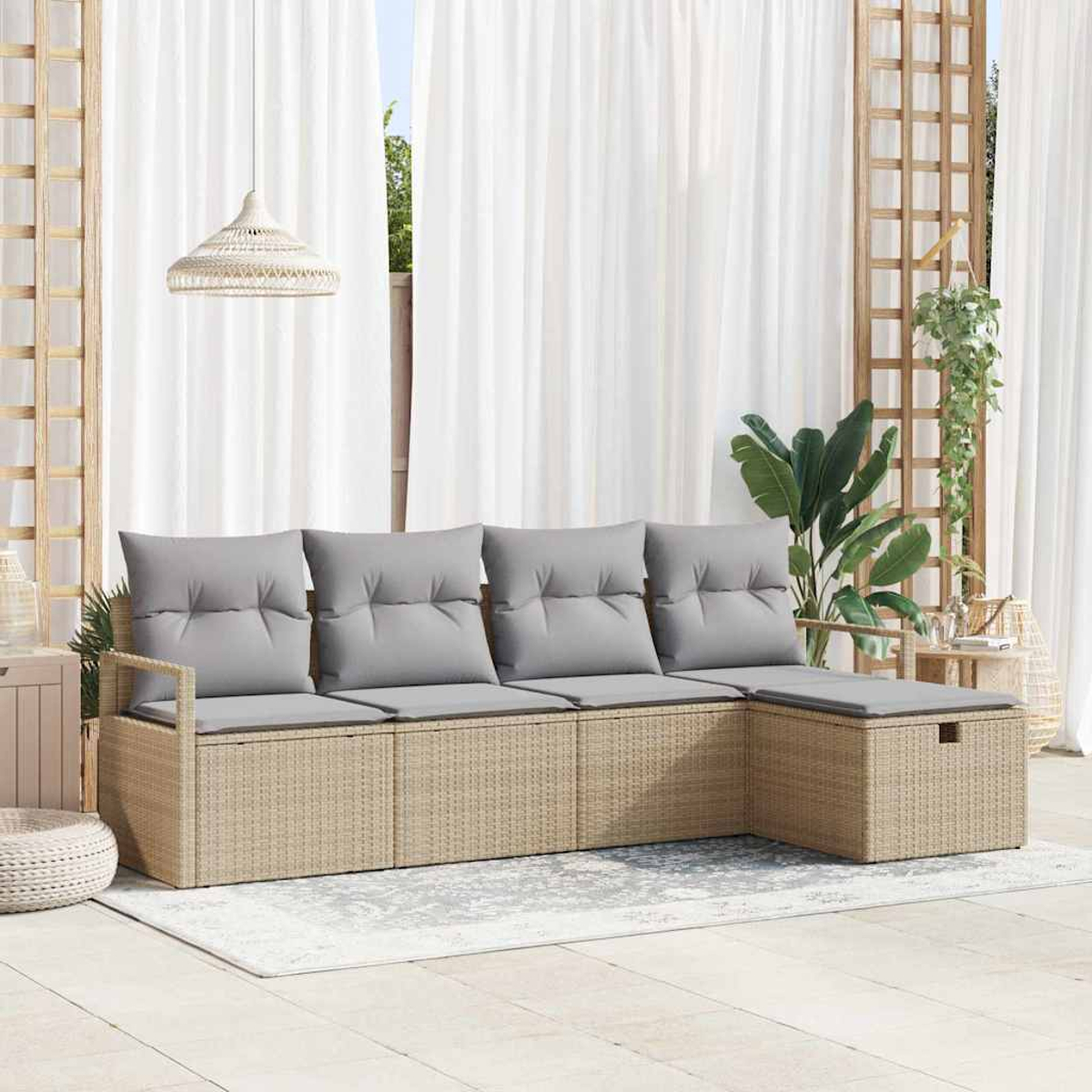 Ein Ecksofa für den Außenbereich mit grauen Kissen. Weiße Vorhänge und eine Hängeleuchte im Hintergrund. Ein Teppich und Pflanzen sind sichtbar.